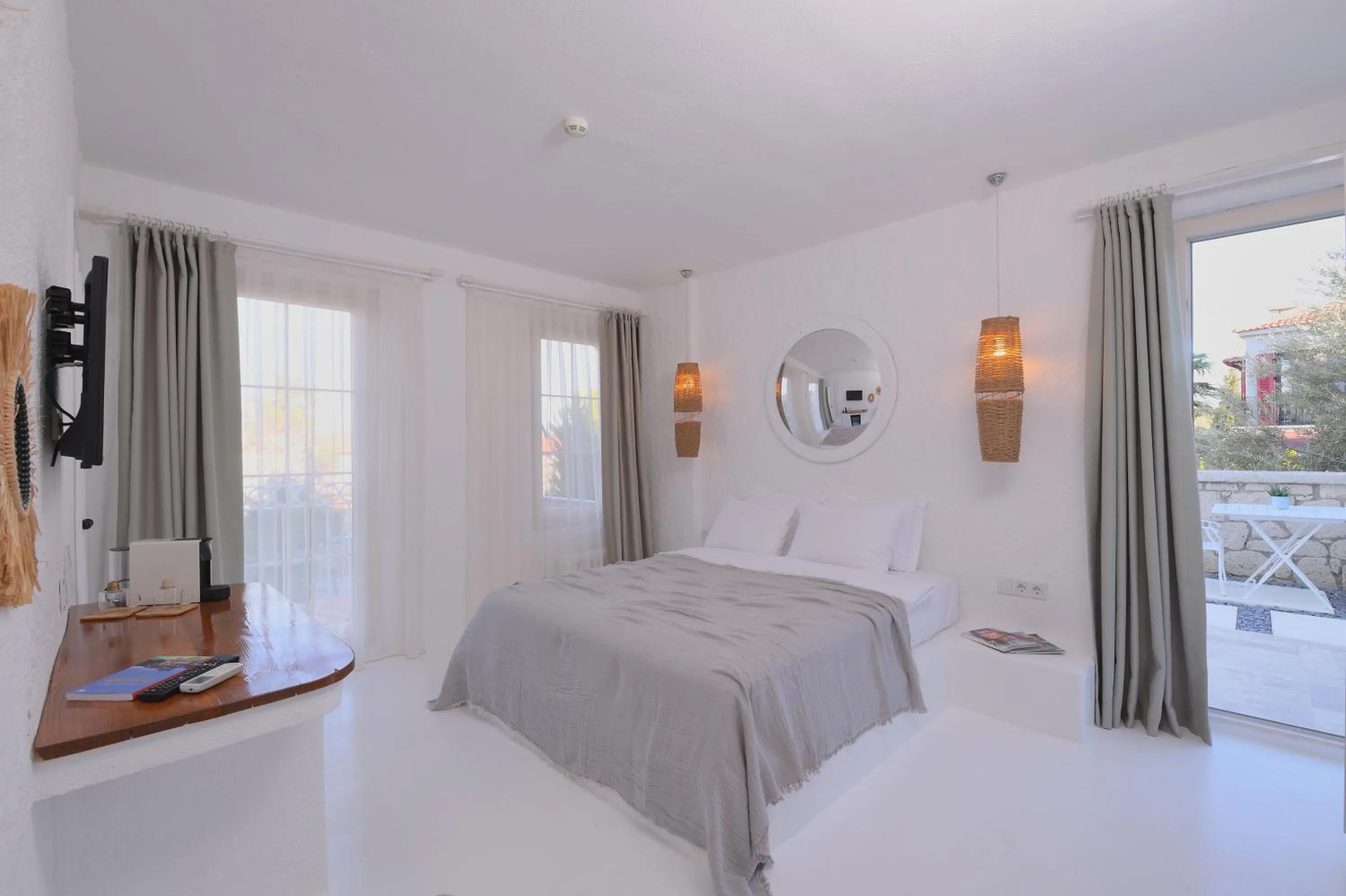 Photo of the whole room, Bed in Peremere Alacati Otel