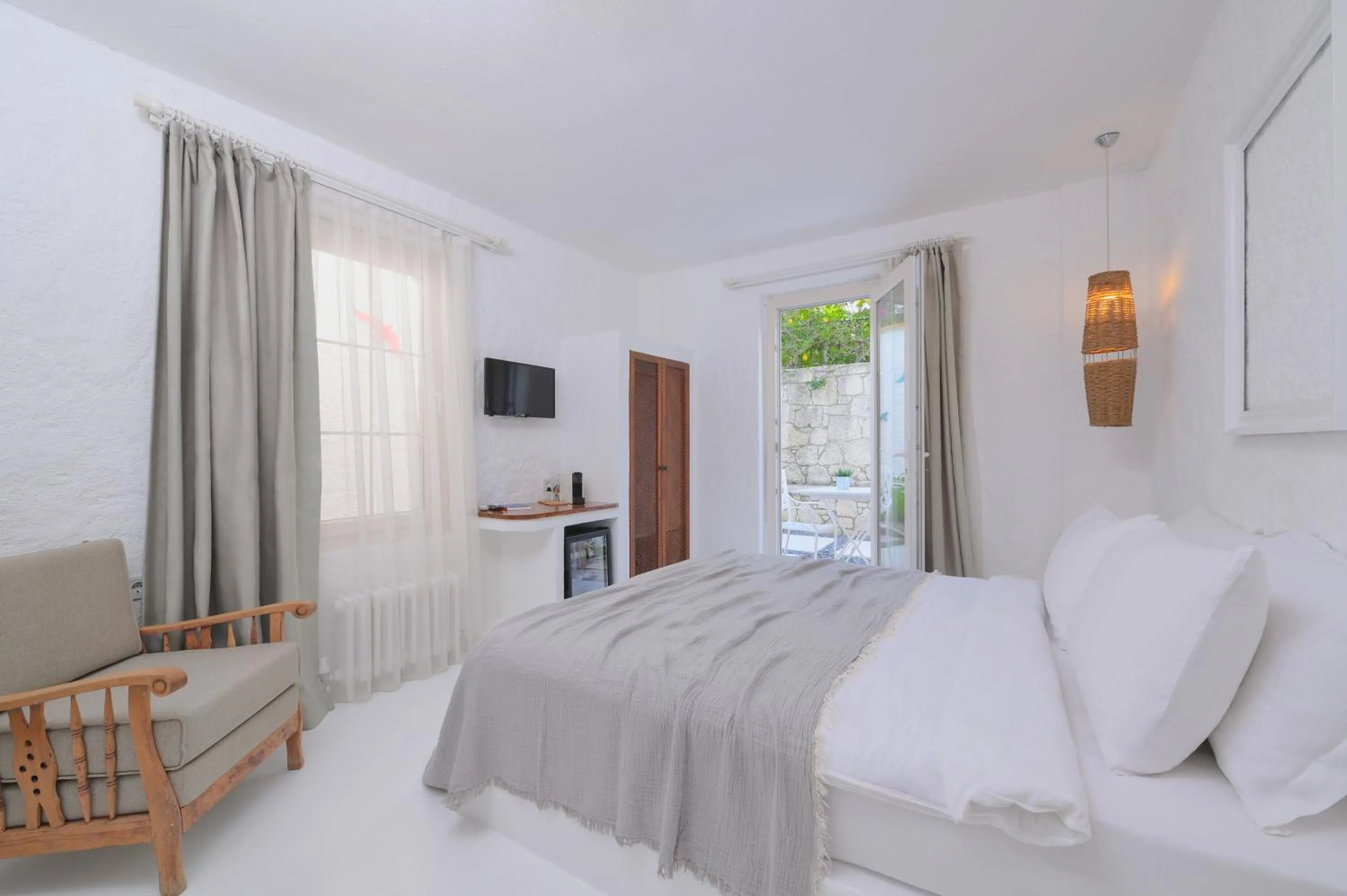 Photo of the whole room, Bed in Peremere Alacati Otel