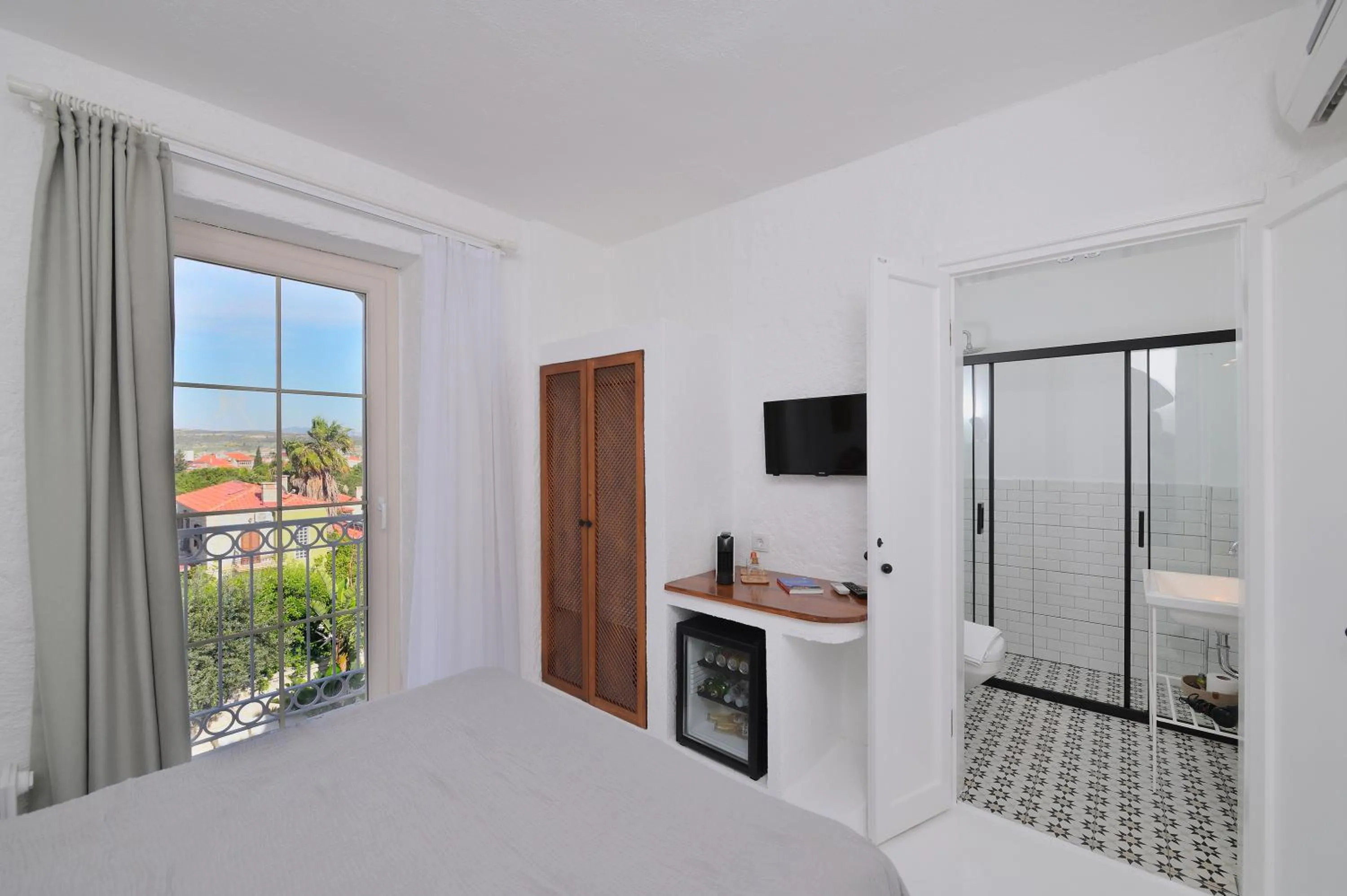 Photo of the whole room, Bed in Peremere Alacati Otel