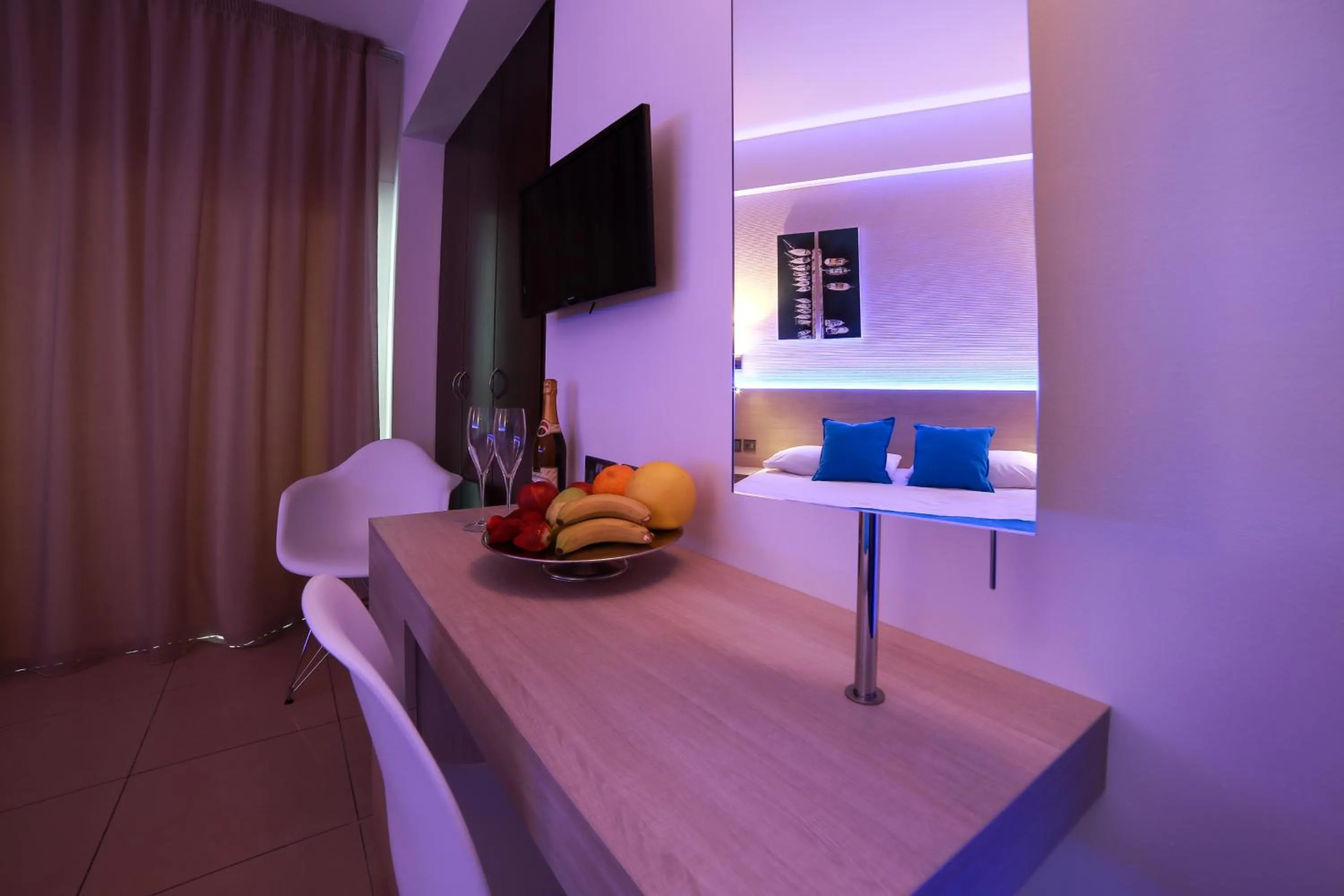 TV and multimedia in Les Palmiers Beach Boutique Hotel & Luxury Apartments