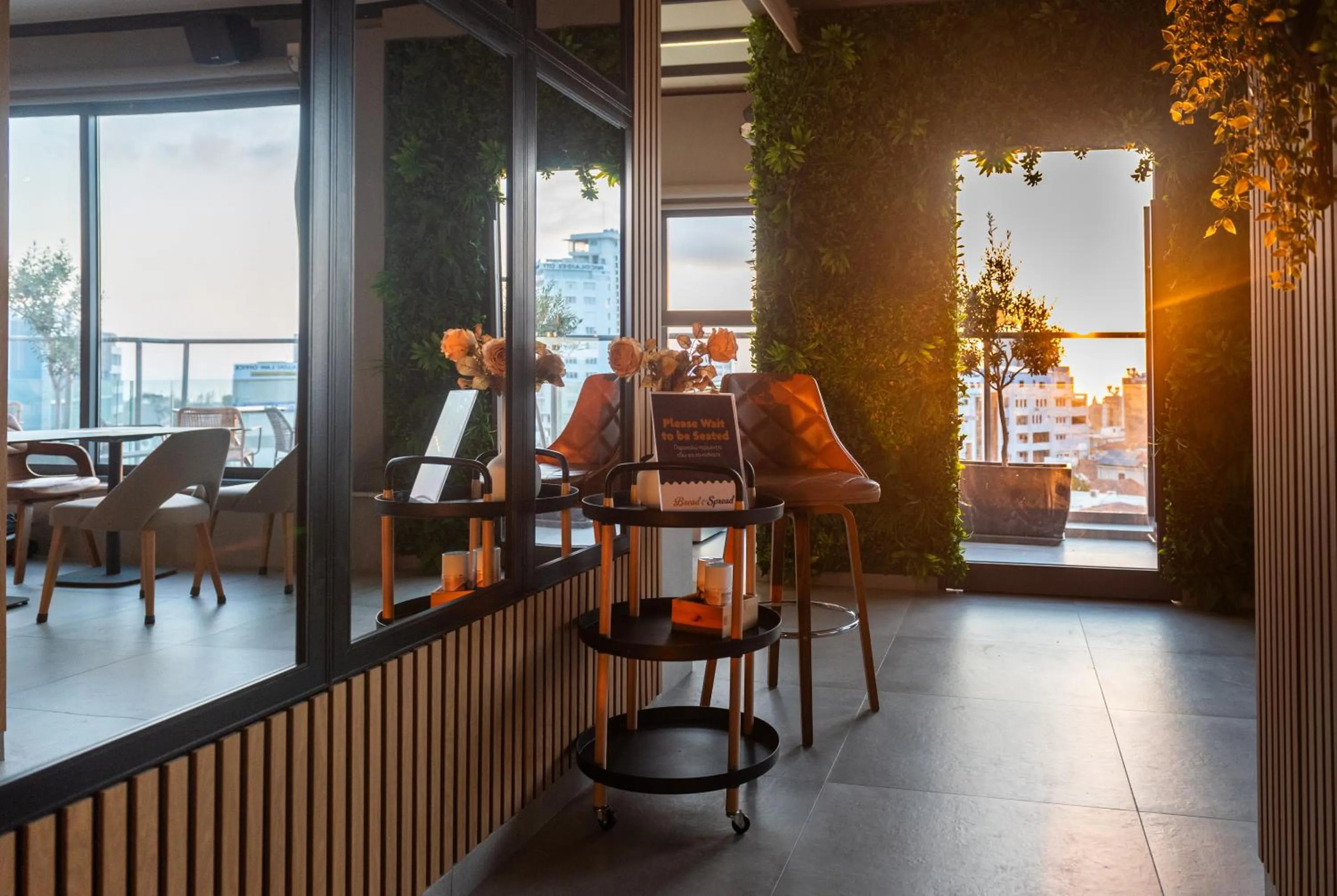 Restaurant/places to eat in Rise Urban Art Hotel