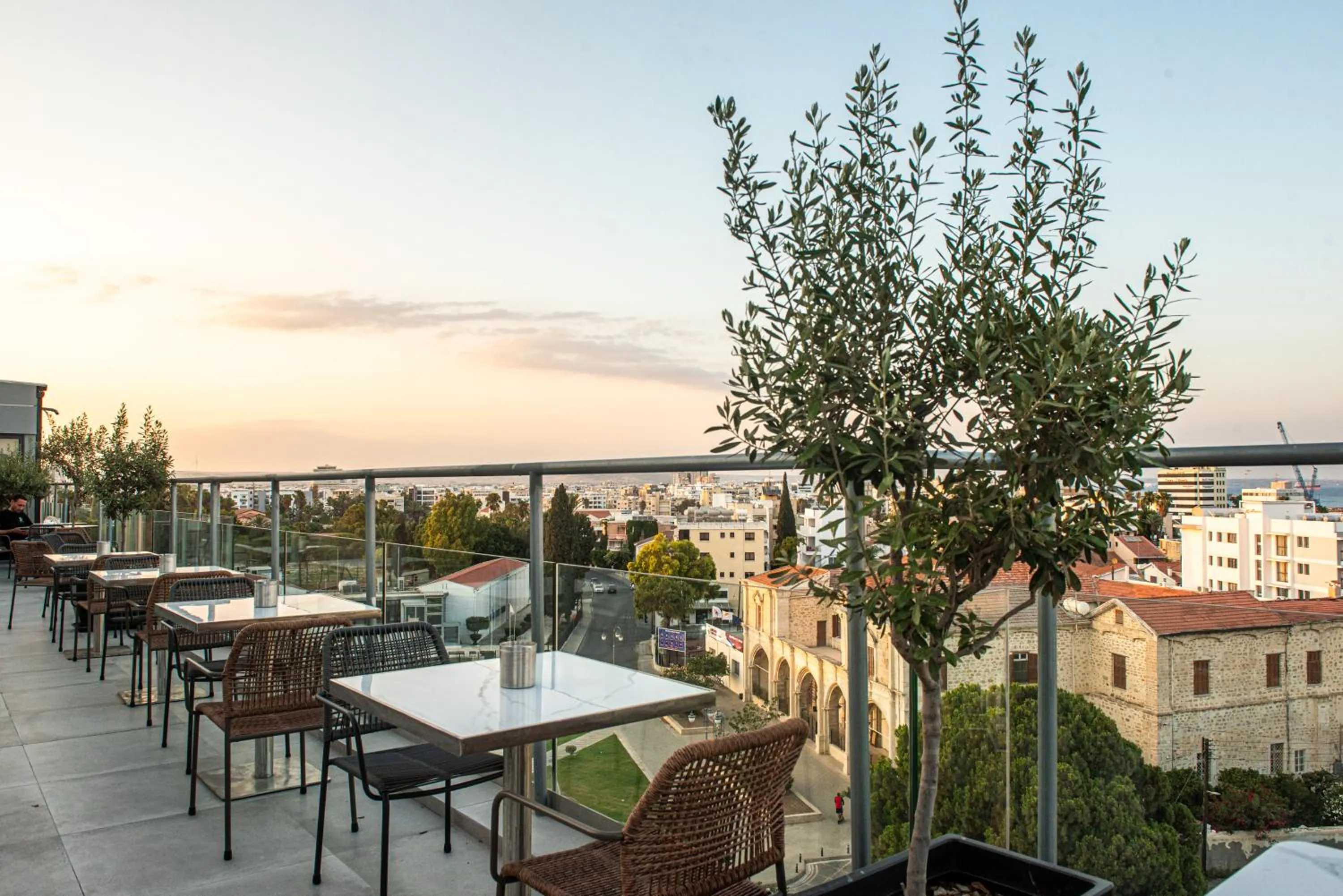 Restaurant/places to eat in Rise Urban Art Hotel