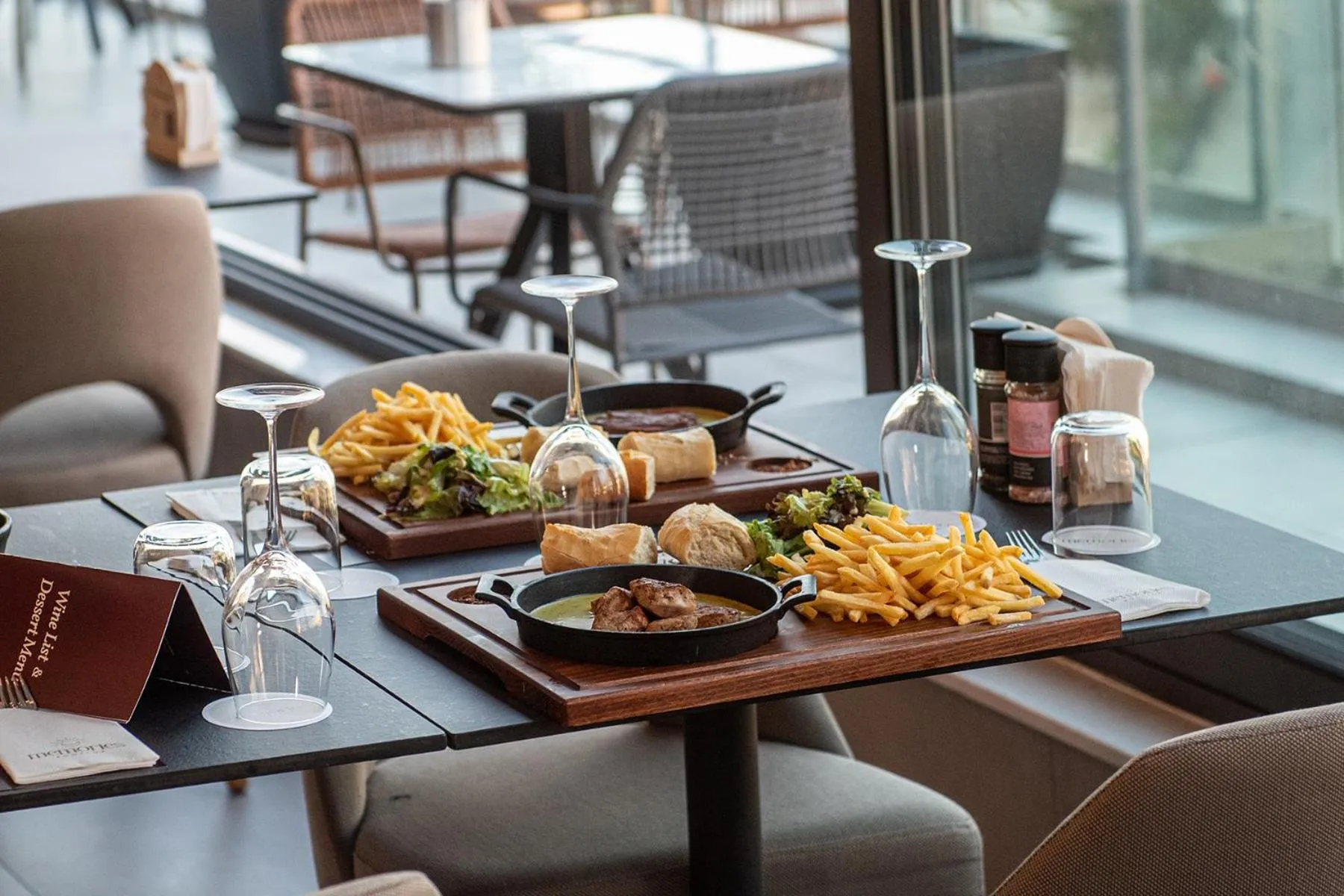 Restaurant/places to eat in Rise Urban Art Hotel