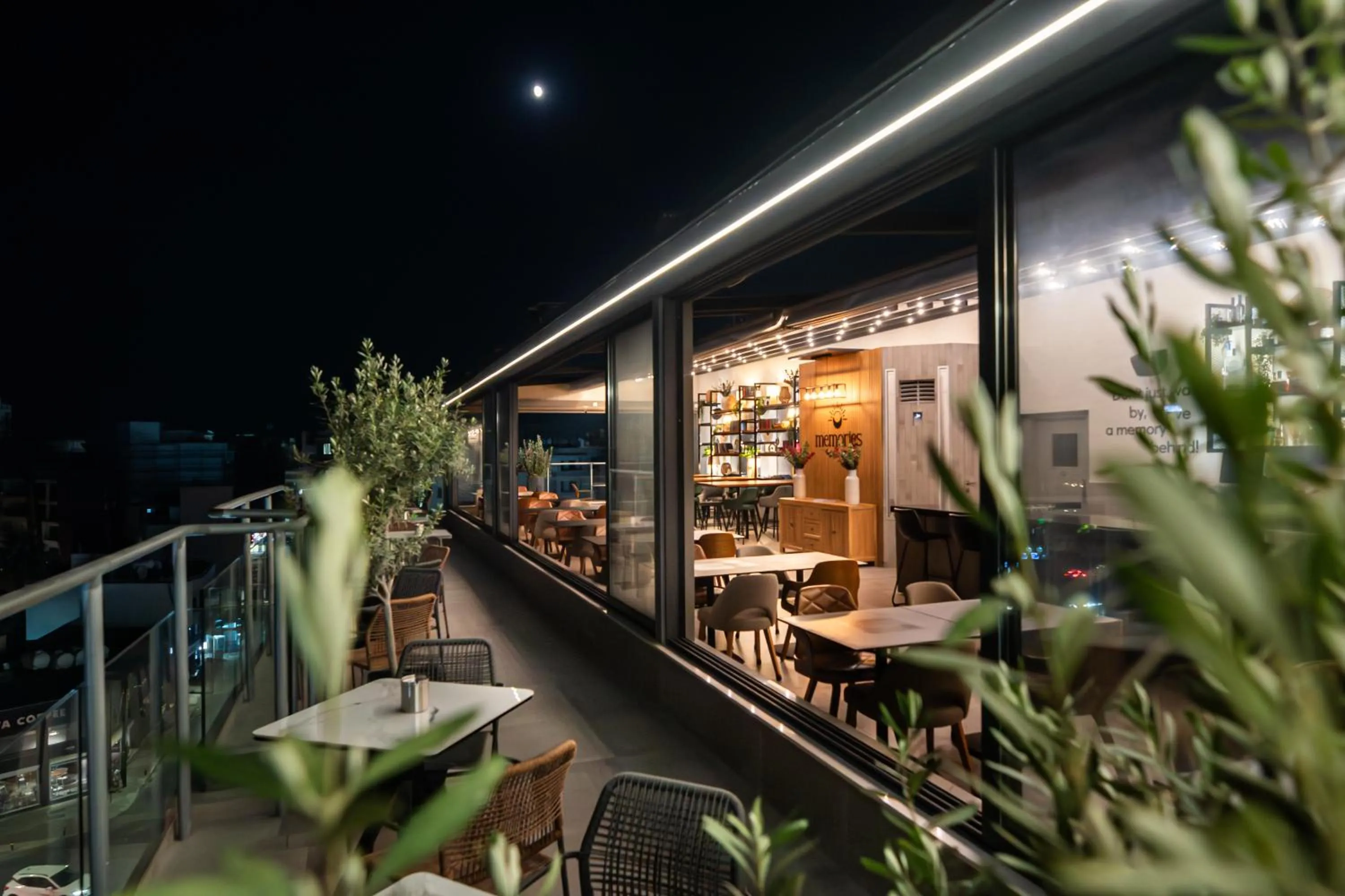 Restaurant/places to eat in Rise Urban Art Hotel