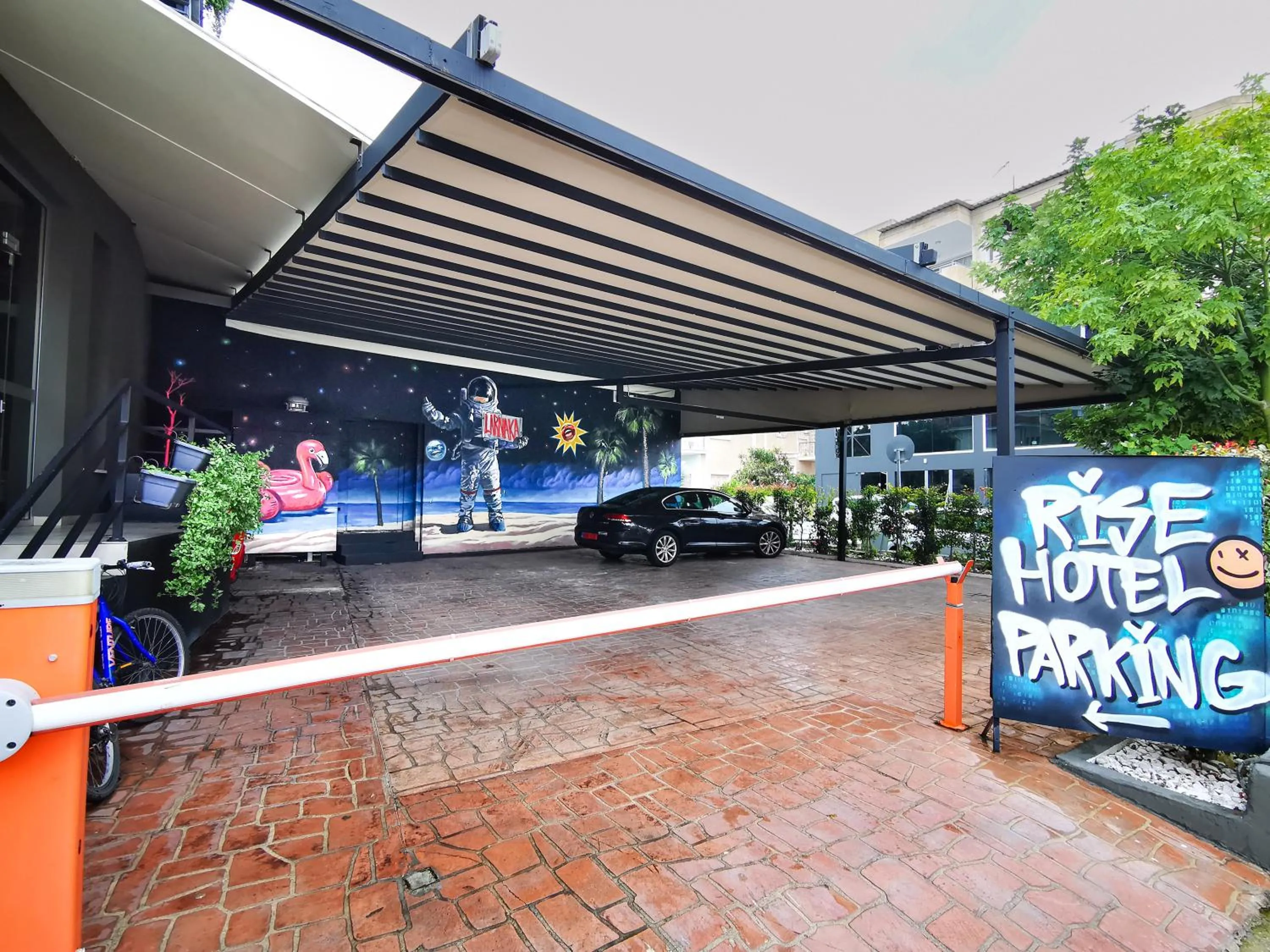 Parking in Rise Urban Art Hotel