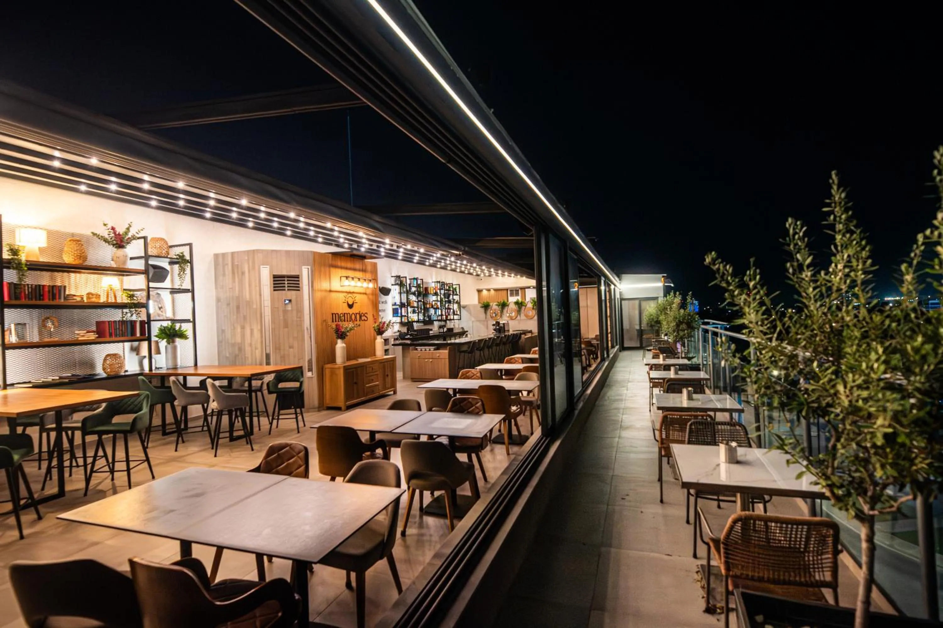 Restaurant/places to eat in Rise Urban Art Hotel