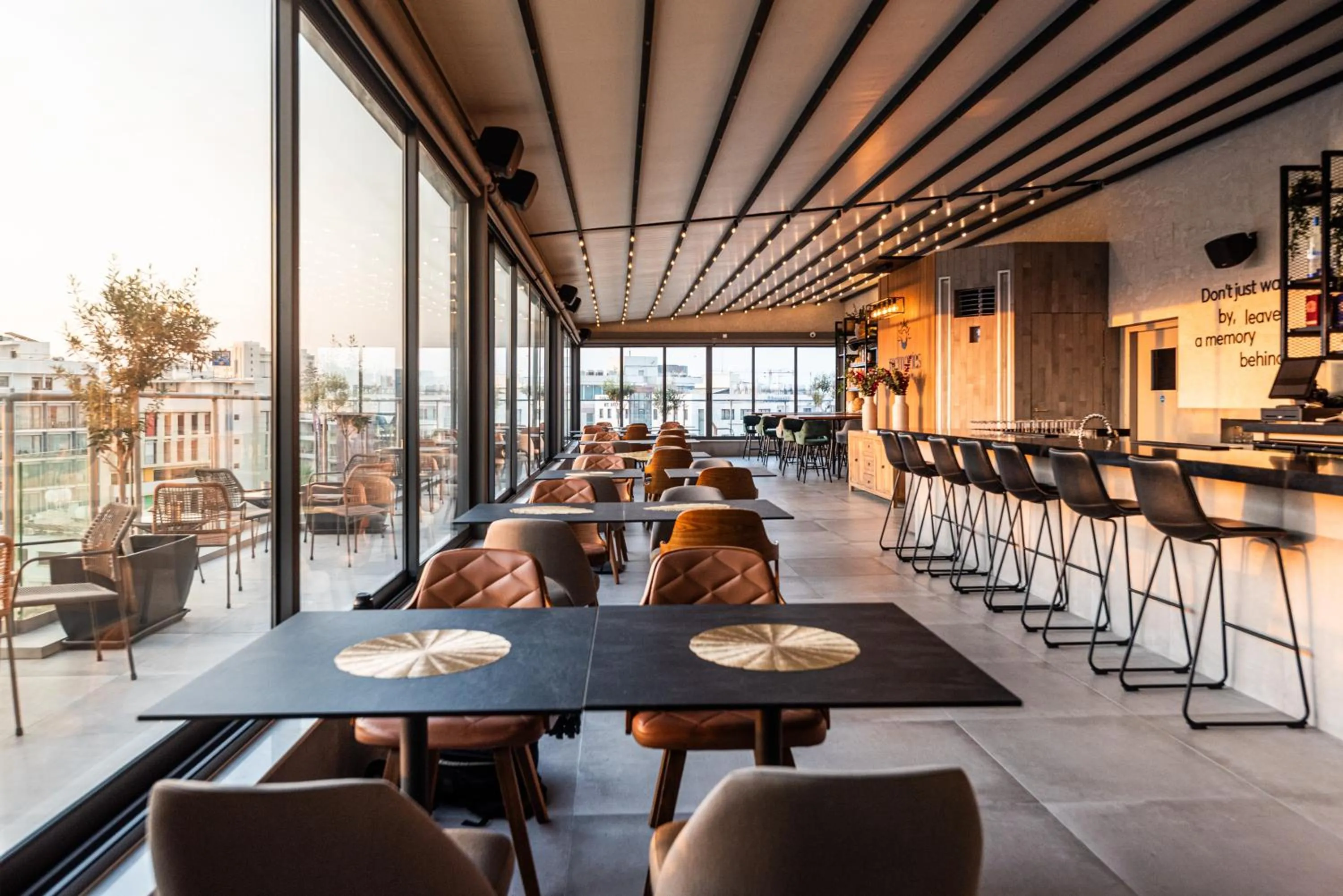 Restaurant/places to eat in Rise Urban Art Hotel