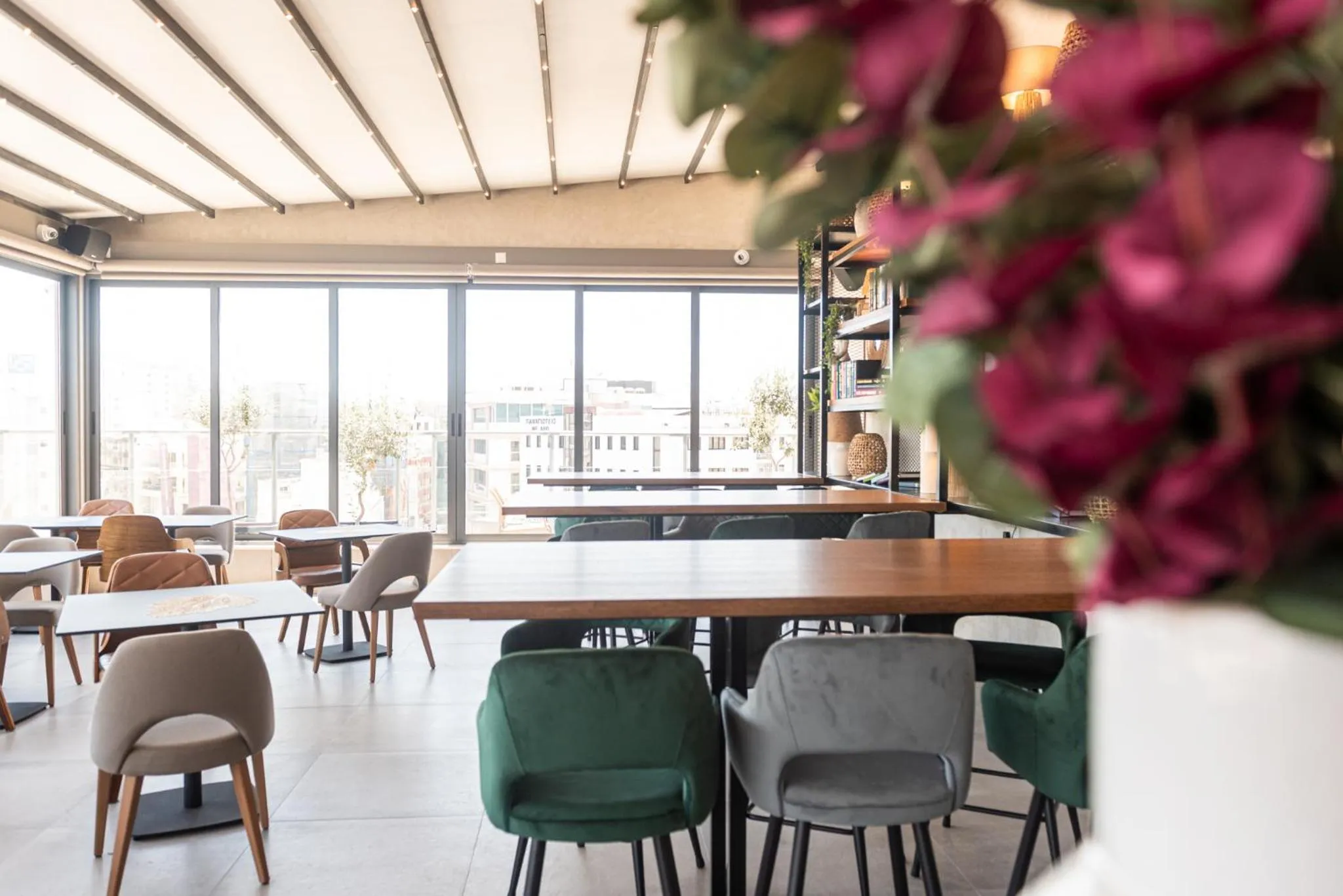 Restaurant/places to eat in Rise Urban Art Hotel