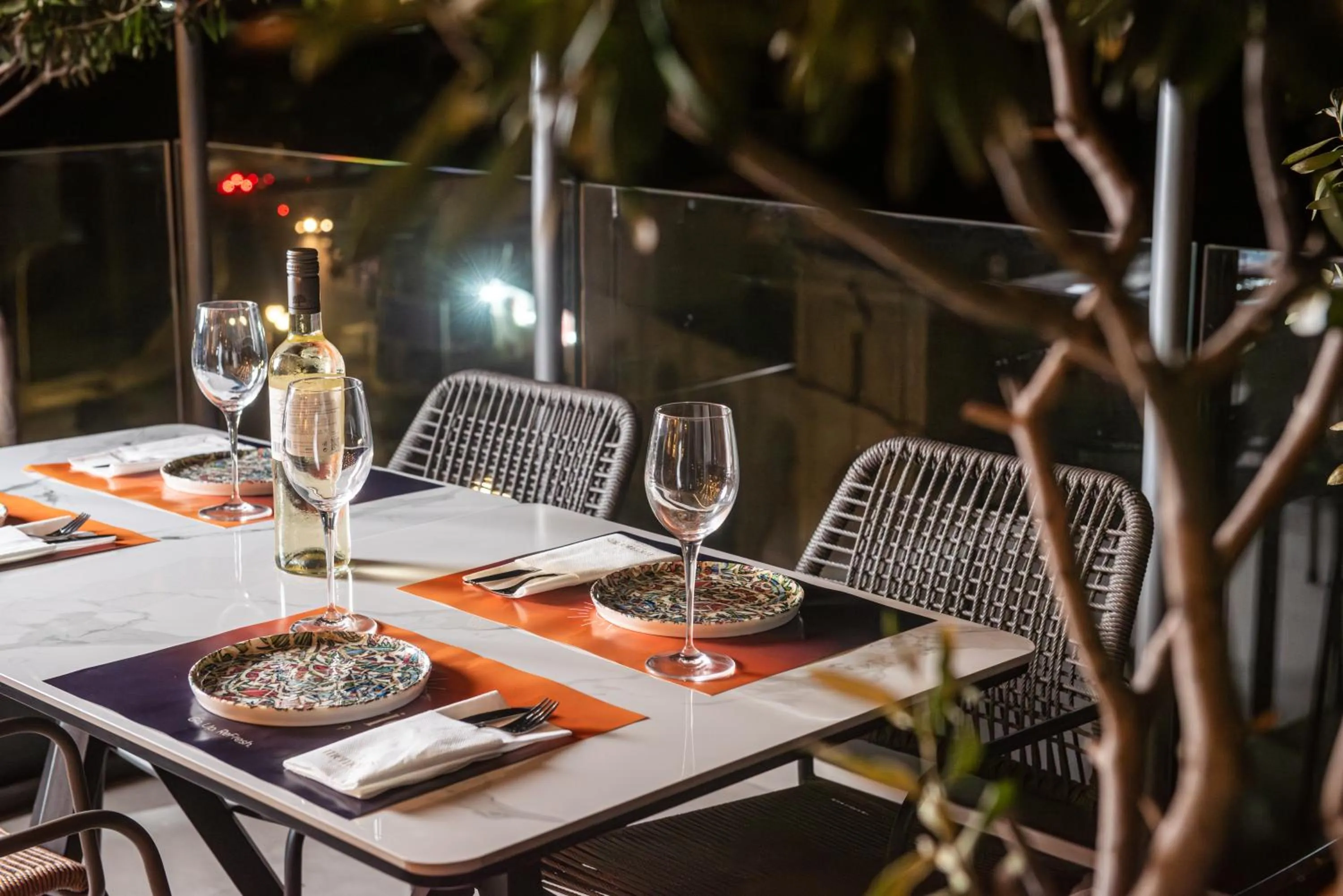 Restaurant/places to eat in Rise Urban Art Hotel