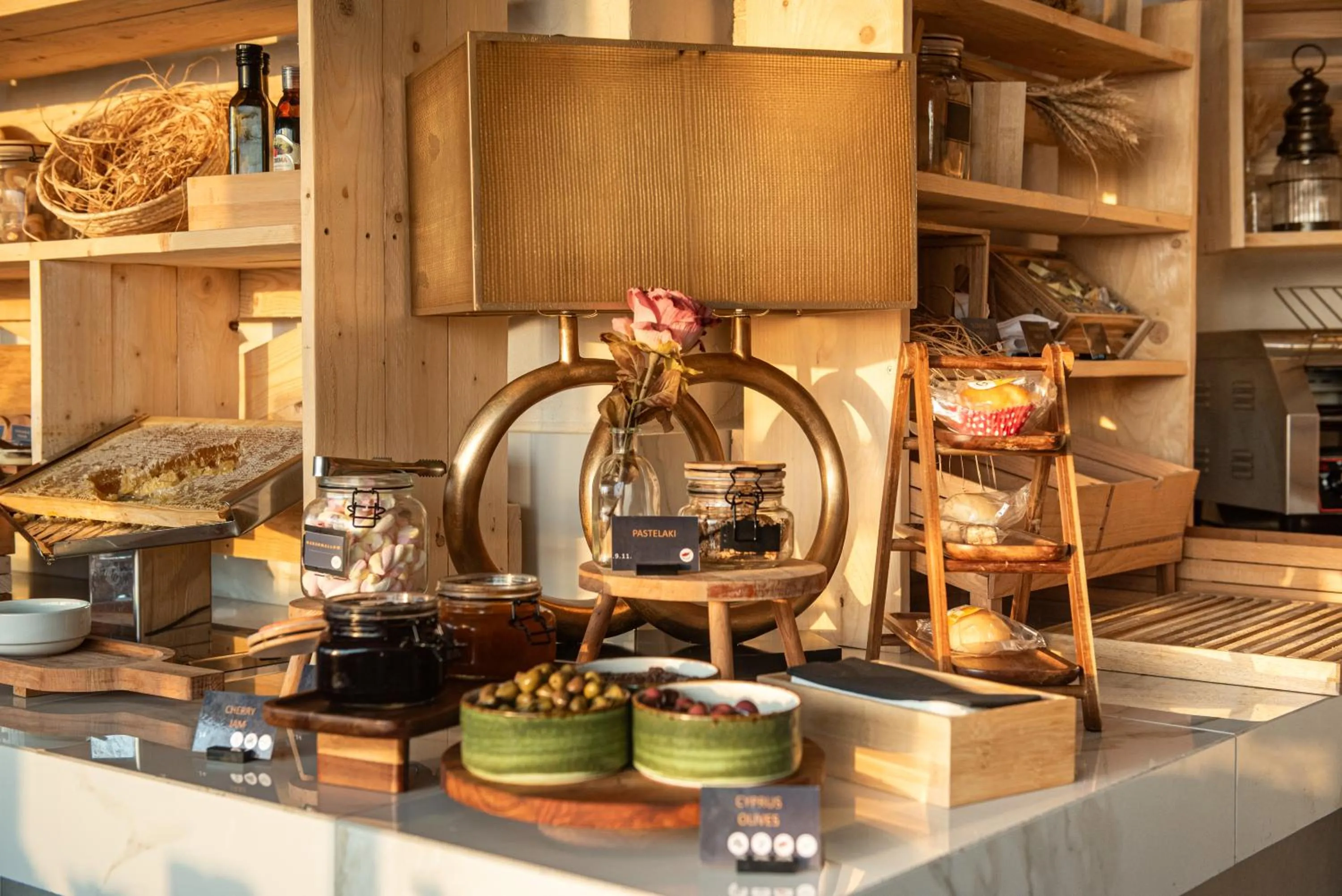 Restaurant/places to eat in Rise Urban Art Hotel