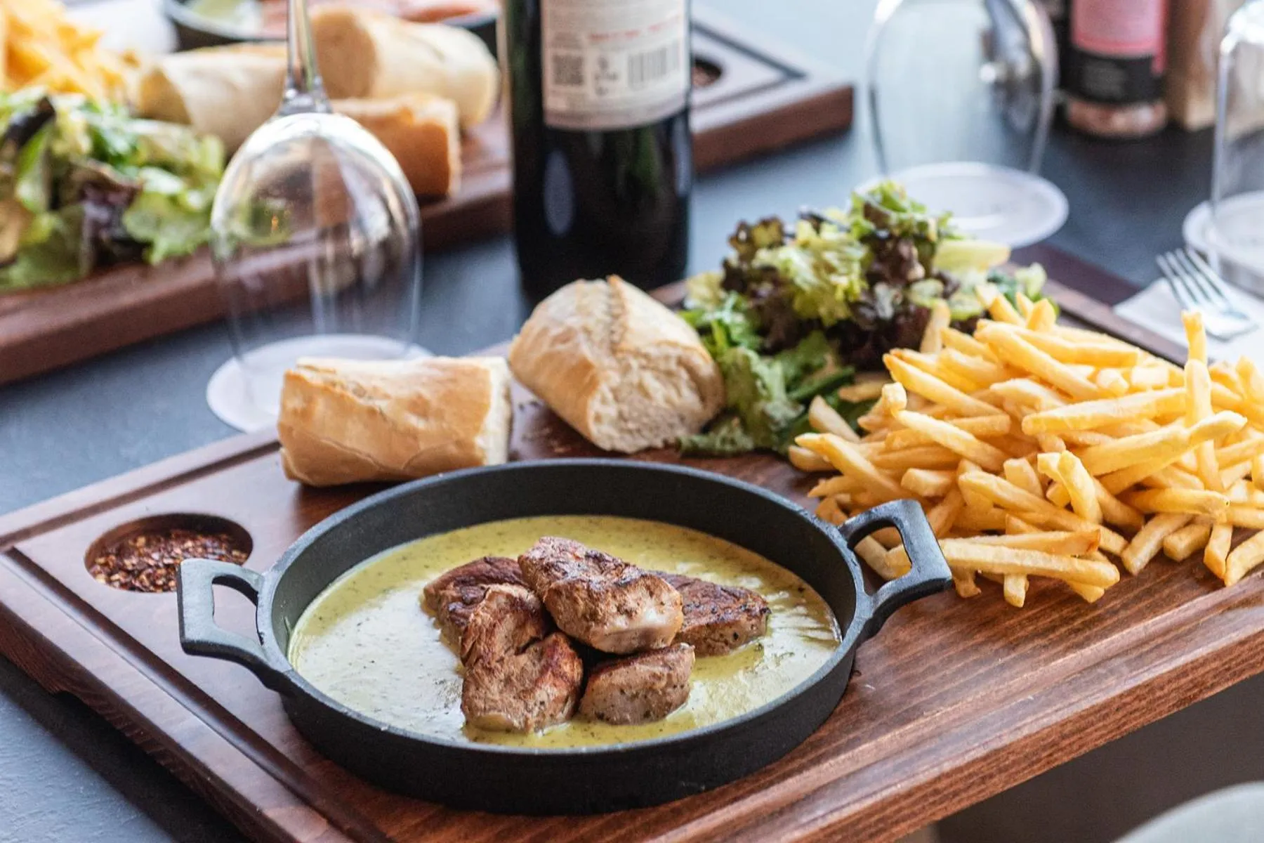 Restaurant/places to eat in Rise Urban Art Hotel