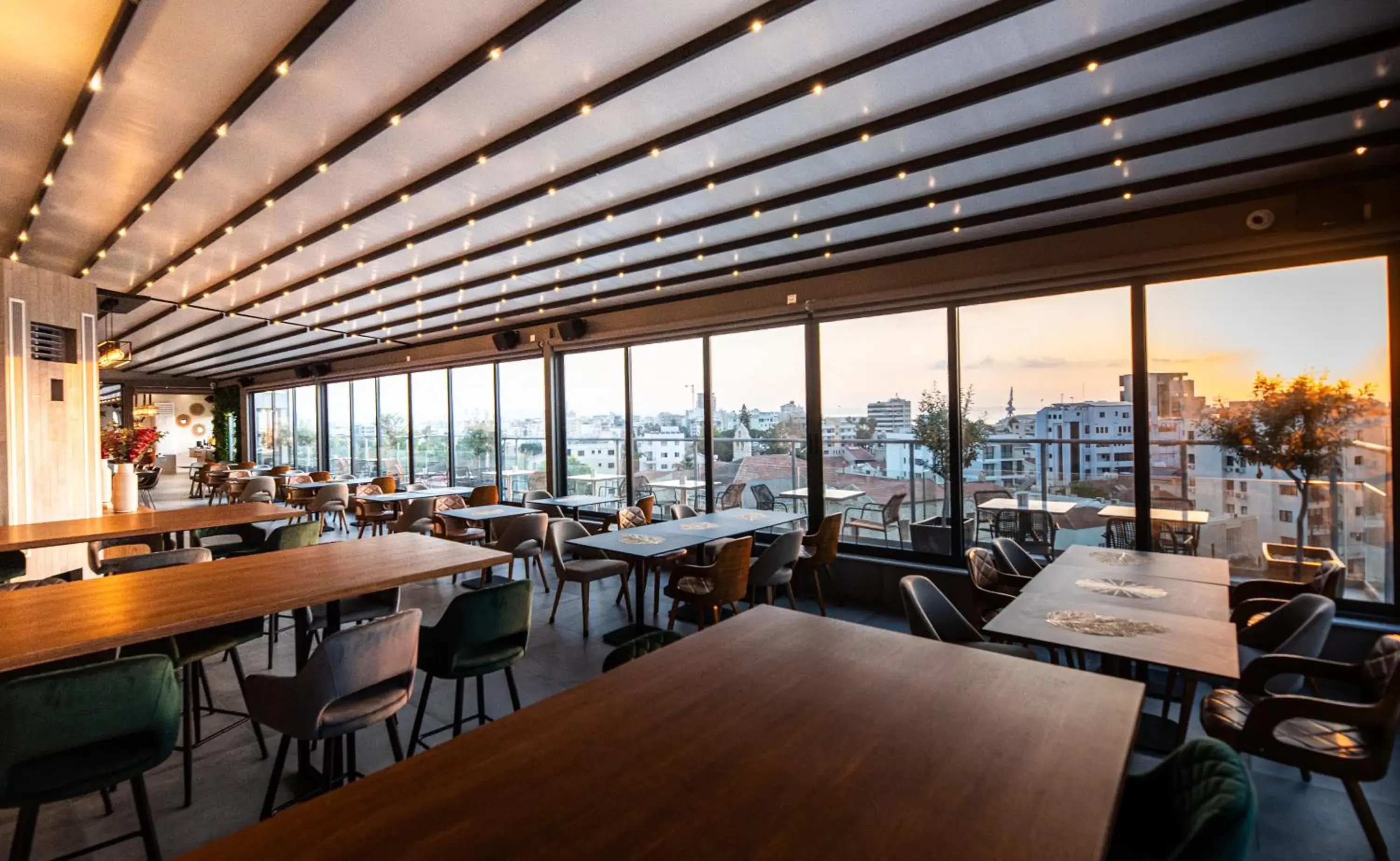 Restaurant/places to eat in Rise Urban Art Hotel Restaurant/places to eat in Rise Urban Art Hotel