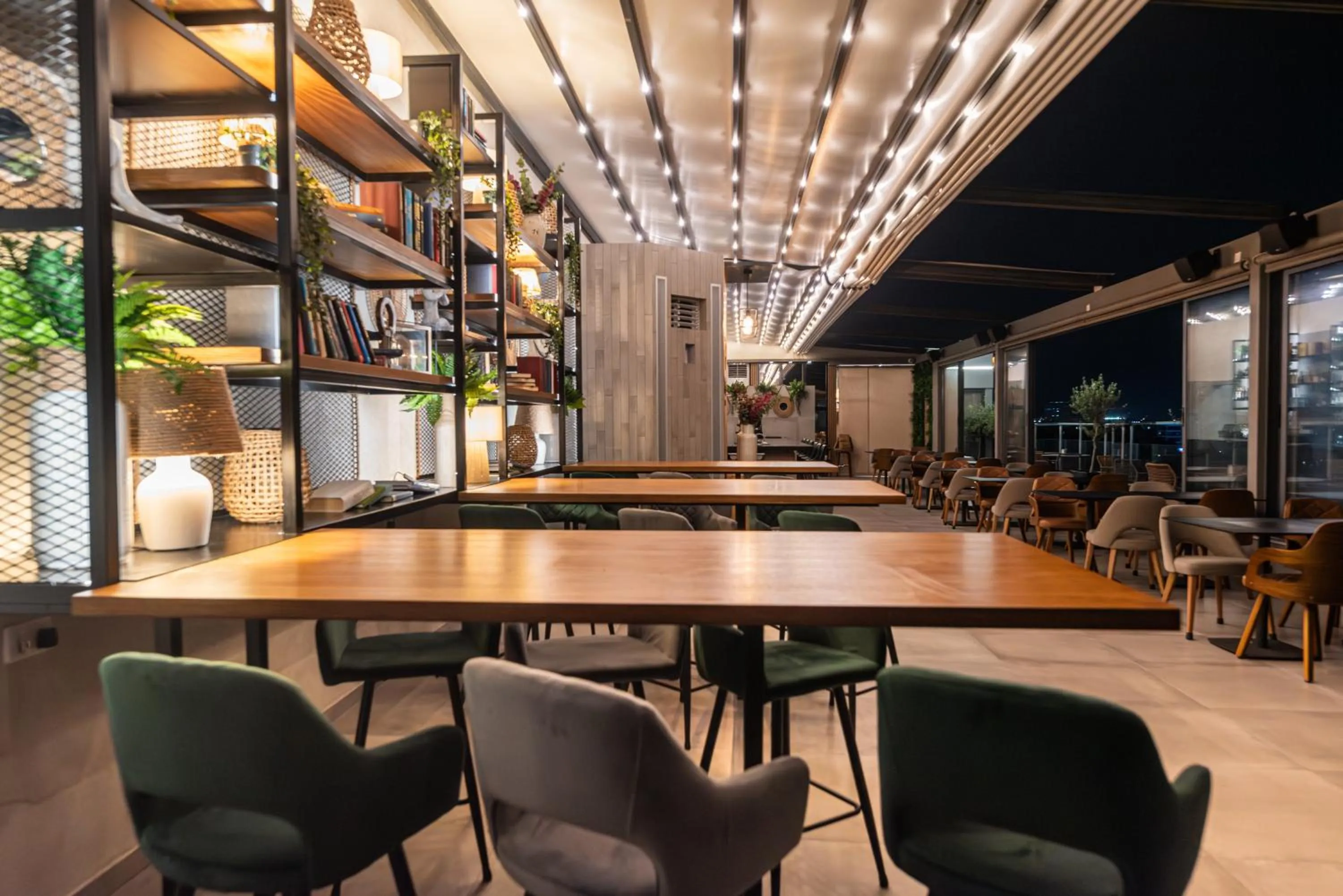 Restaurant/places to eat in Rise Urban Art Hotel