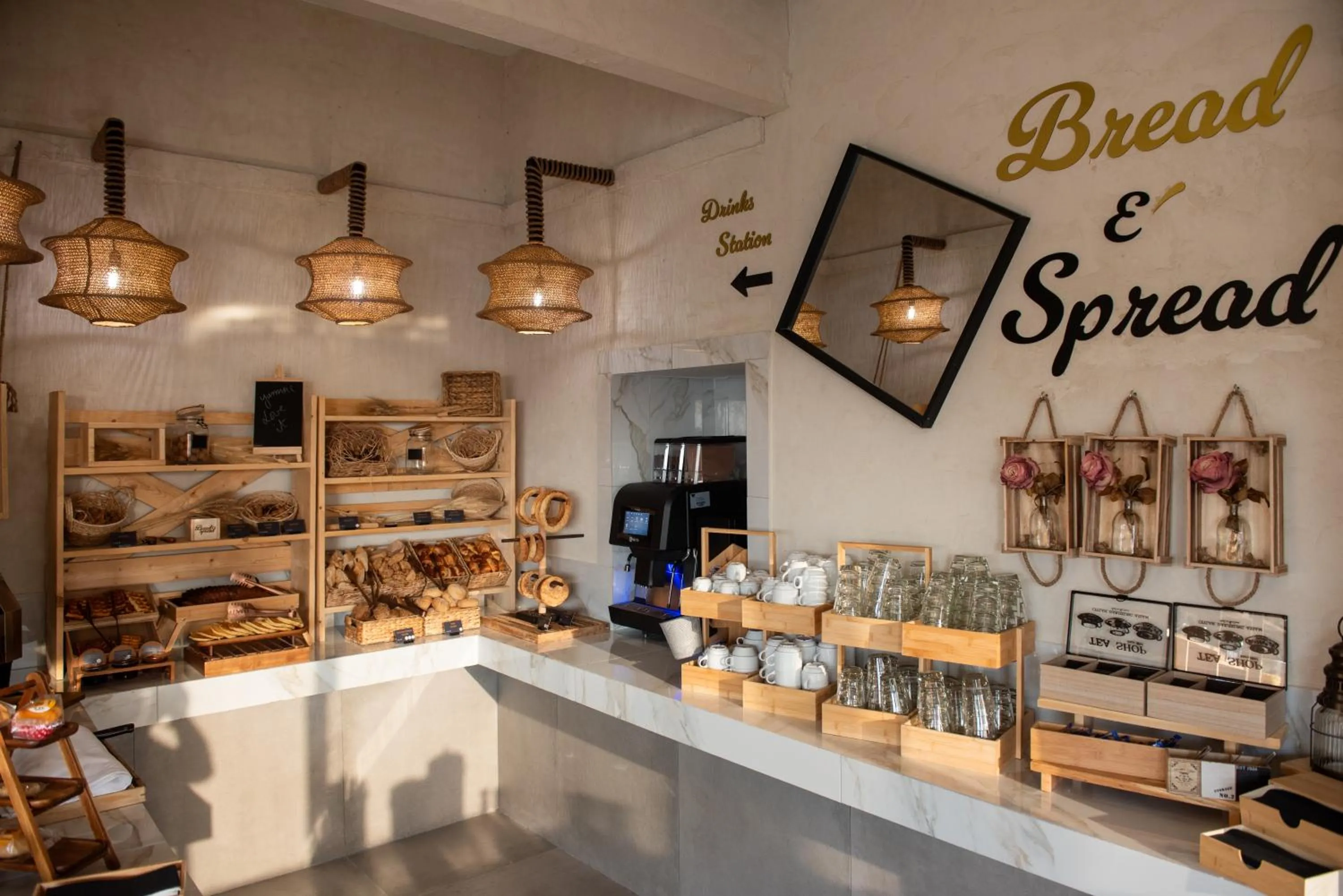 Restaurant/places to eat in Rise Urban Art Hotel