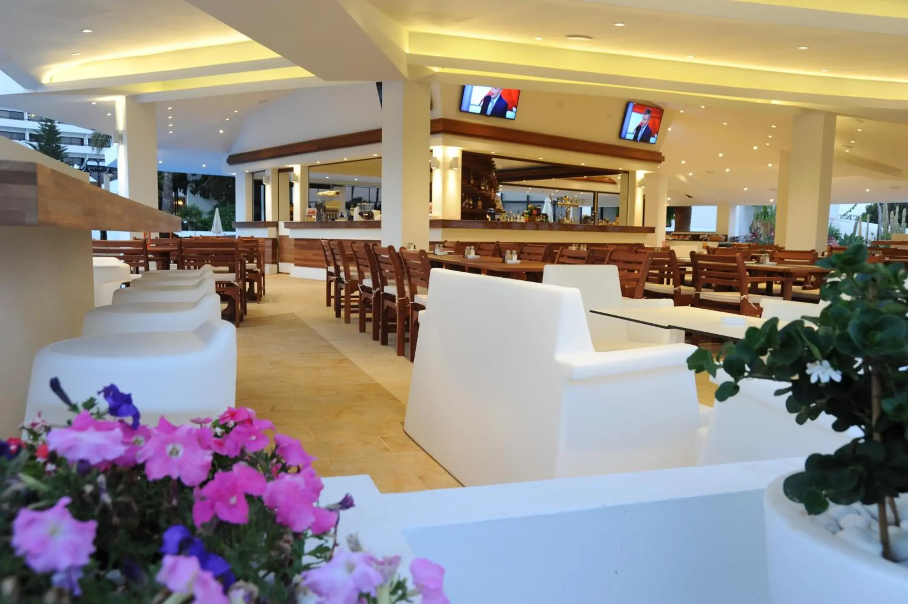 Lounge or bar, Restaurant/Places to Eat in Adams Beach Hotel & Spa