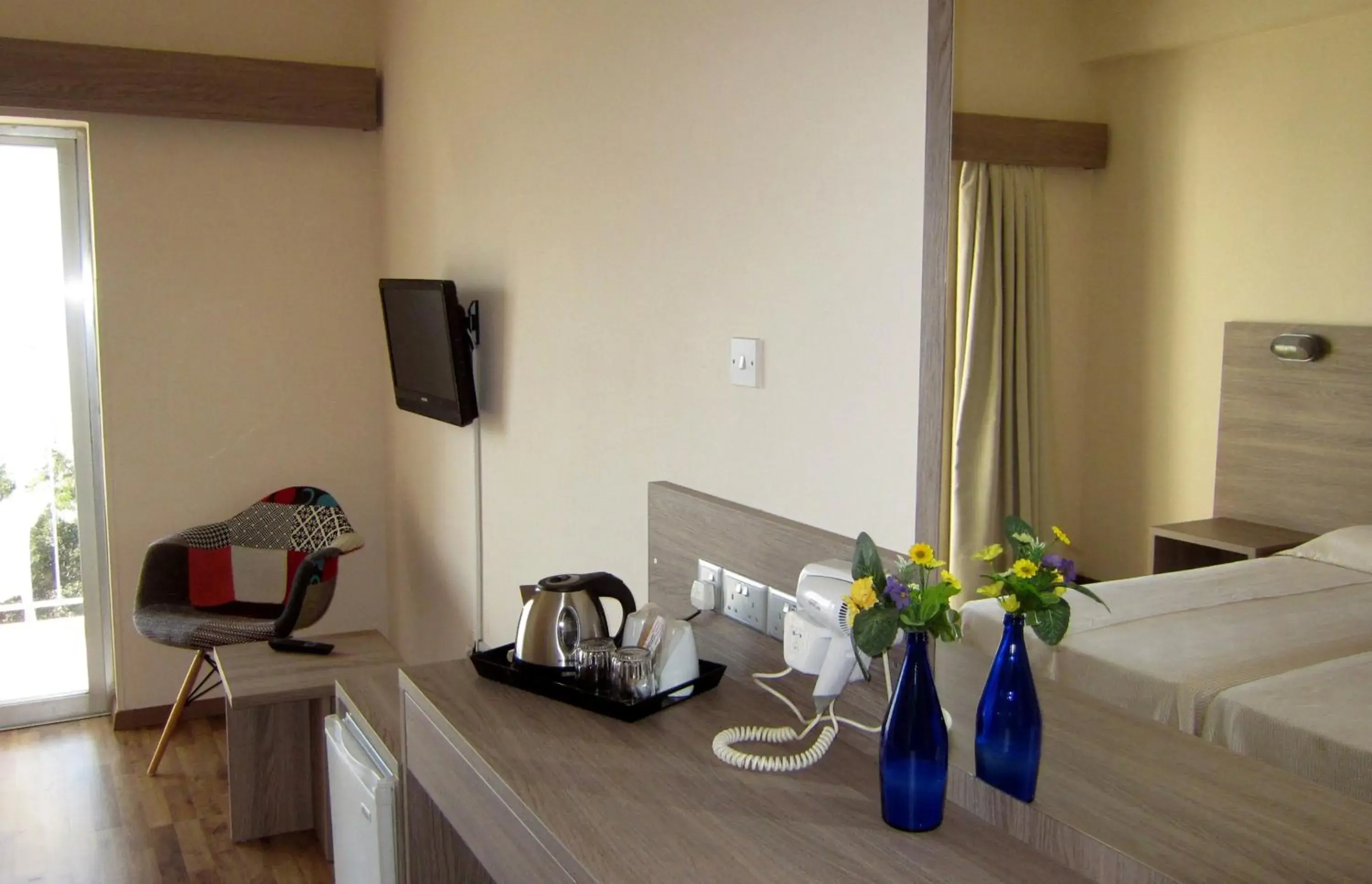 Coffee/tea facilities, Bed in Marina Hotel Coffee/tea facilities, Bed in Marina Hotel