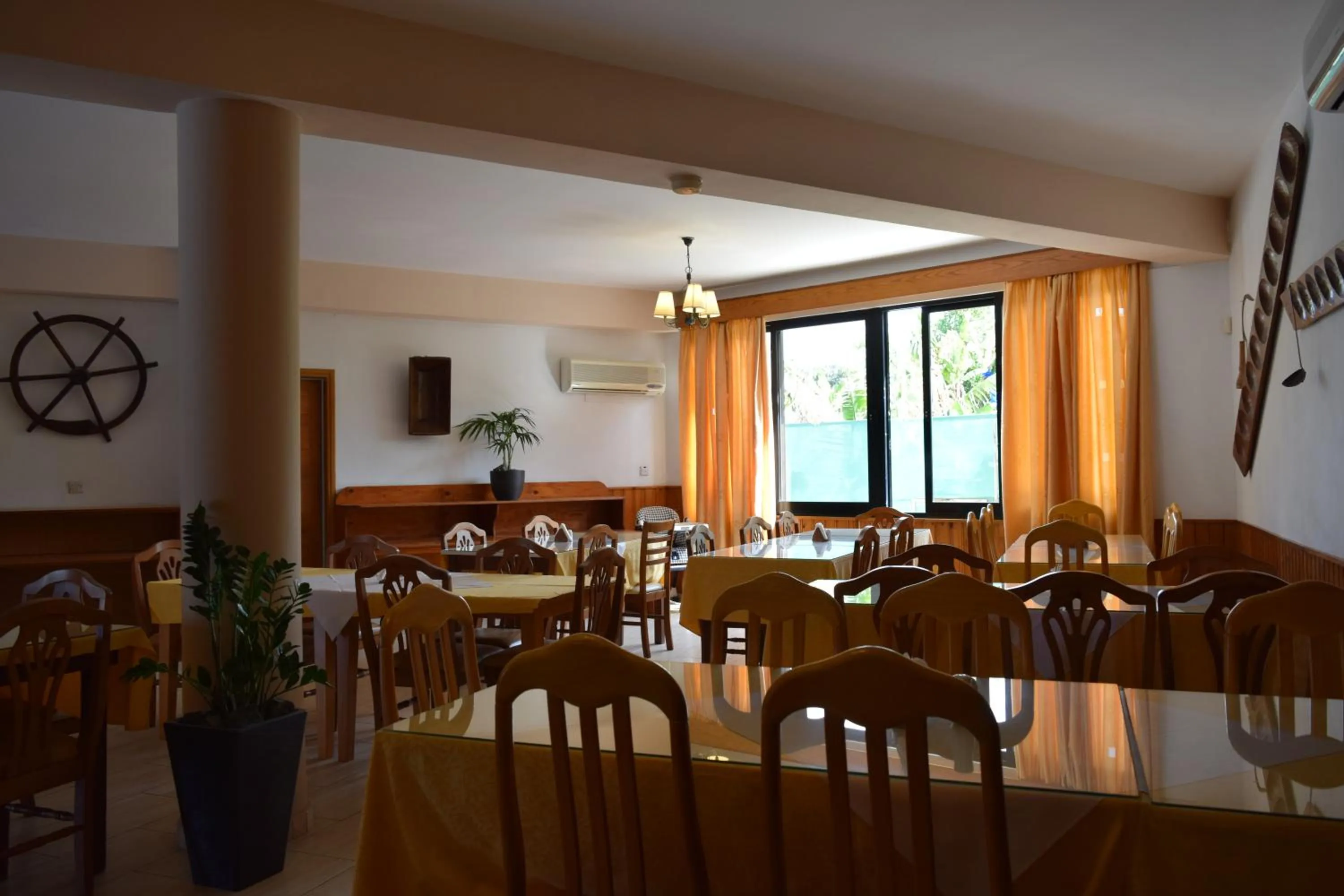 Restaurant/places to eat in Anna Hotel Apartments