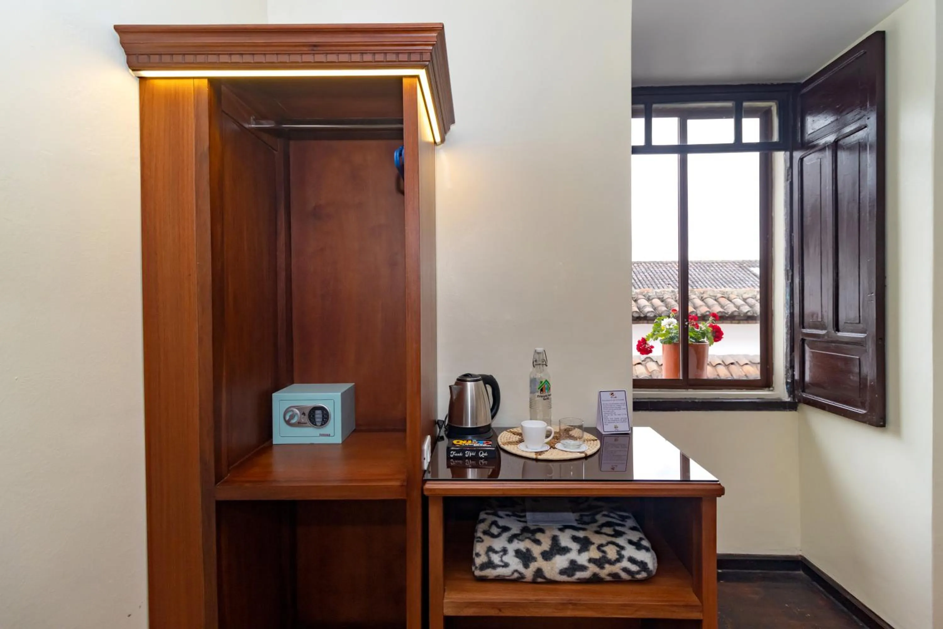 Coffee/tea facilities in Friends Hotel & Rooftop - Historic Center & Museums