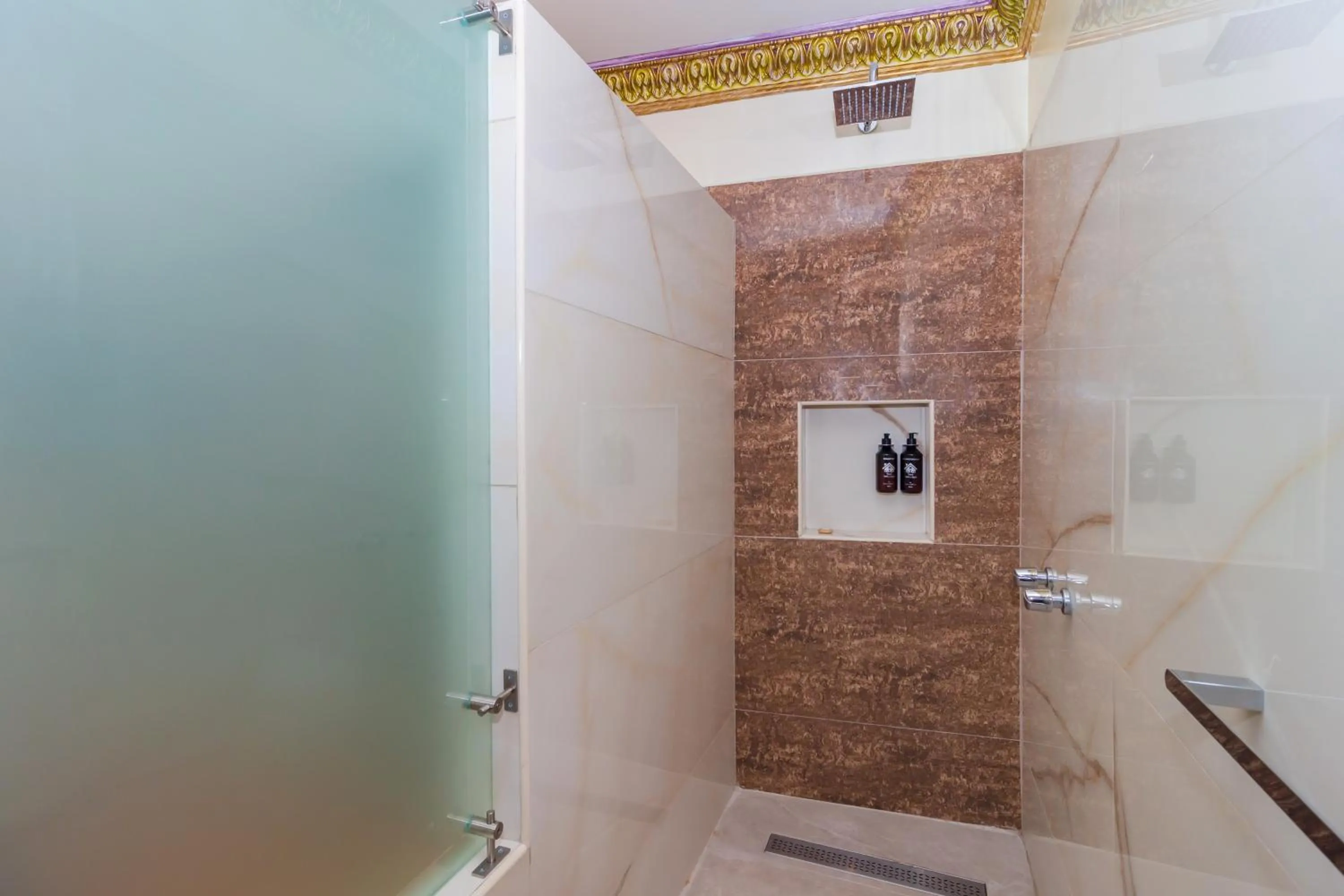 Shower in Friends Hotel & Rooftop - Historic Center & Museums