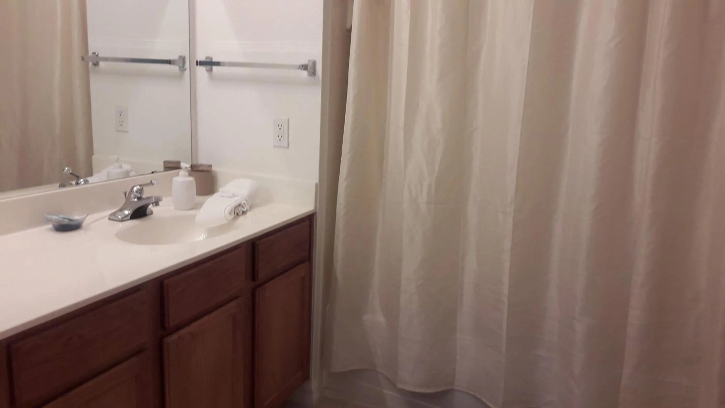 Toilet in True Happiness, Housing Near Disney Word