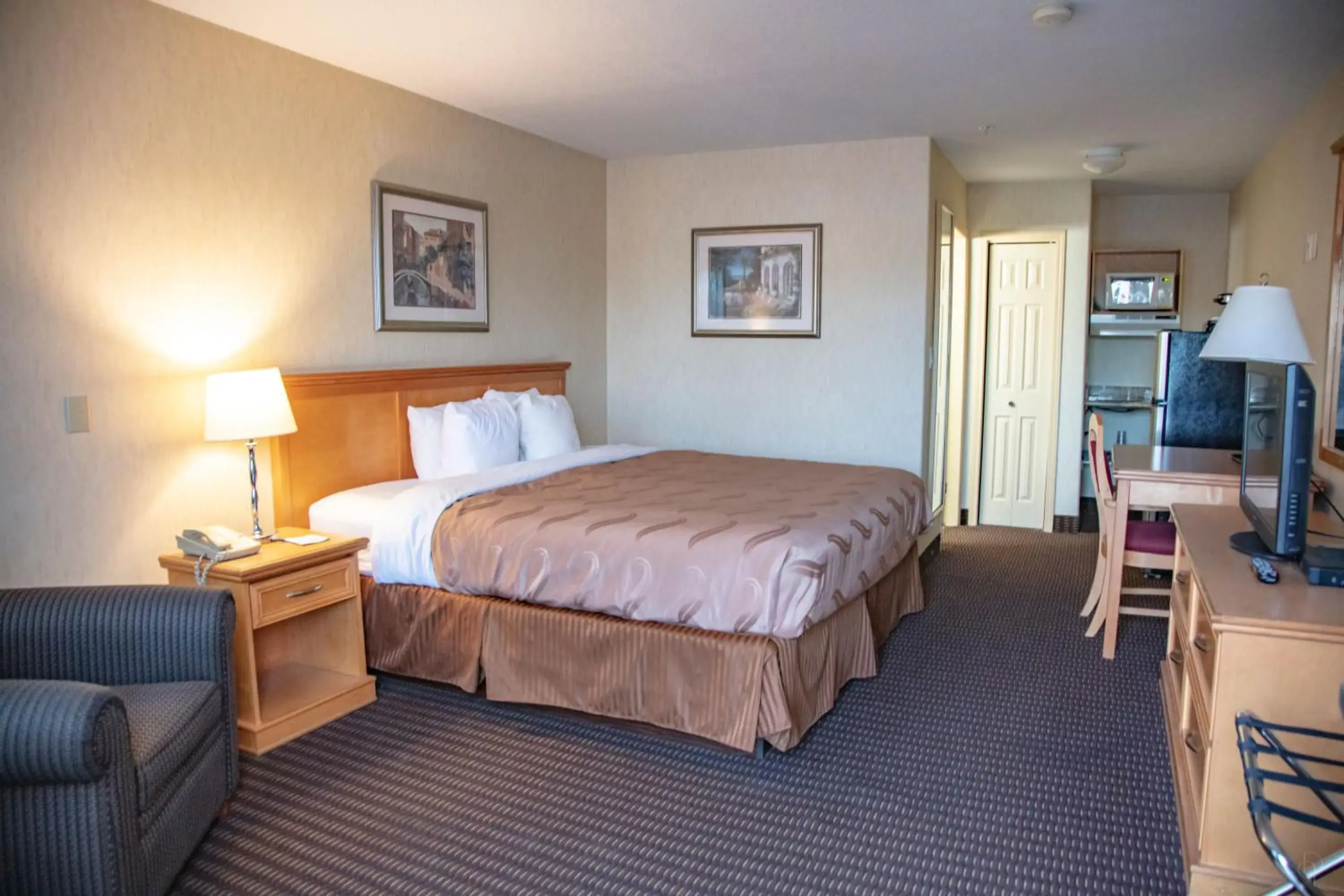 Photo of the whole room, Bed in All Stay Suites Photo of the whole room, Bed in All Stay Suites