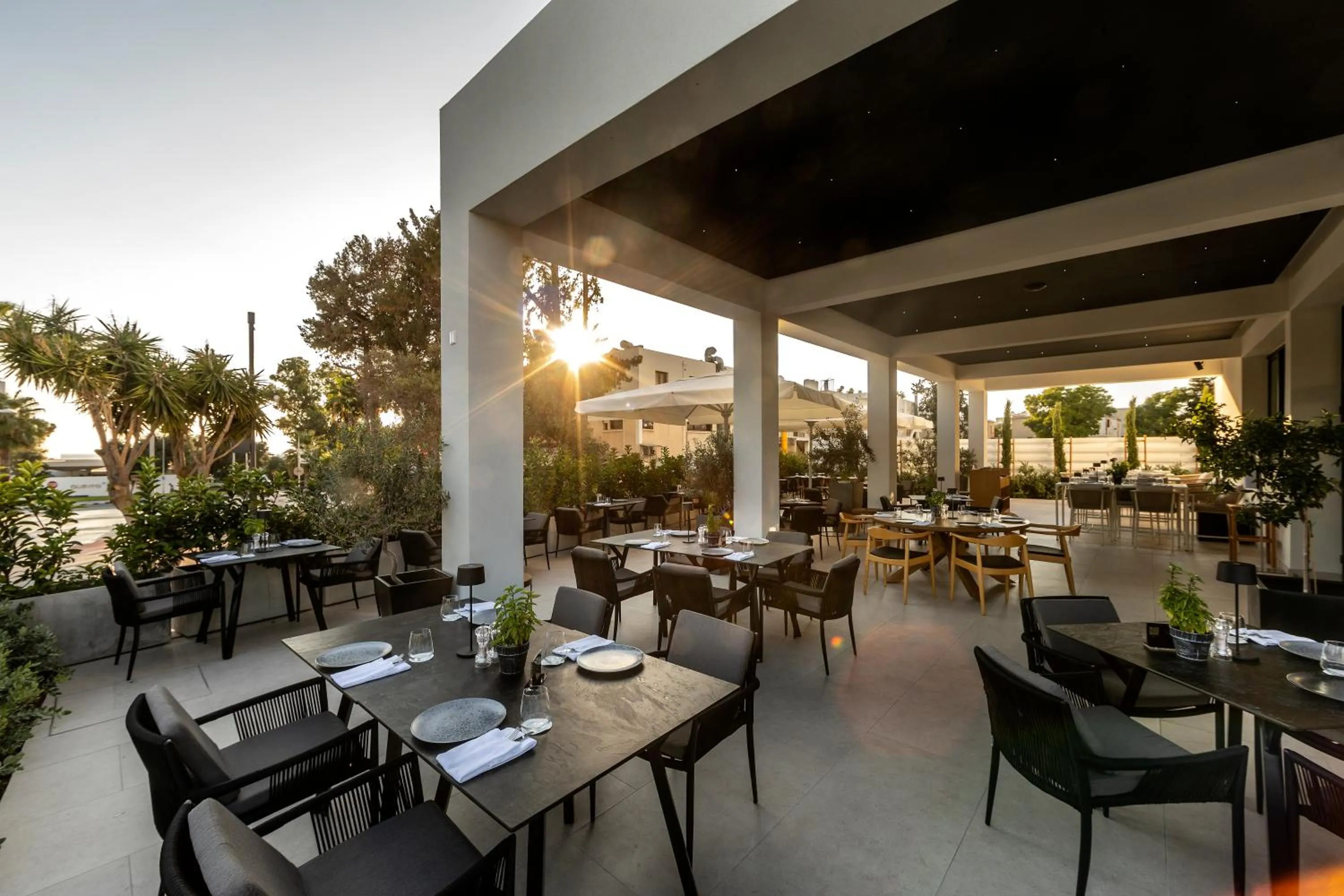 Restaurant/places to eat in Anemi Hotel & Suites