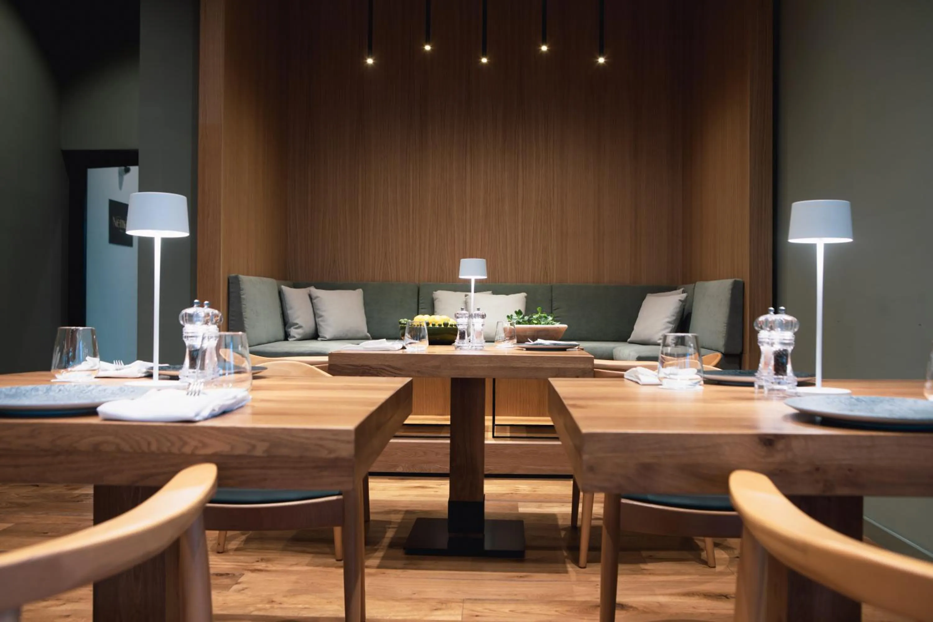 Restaurant/places to eat in Anemi Hotel & Suites