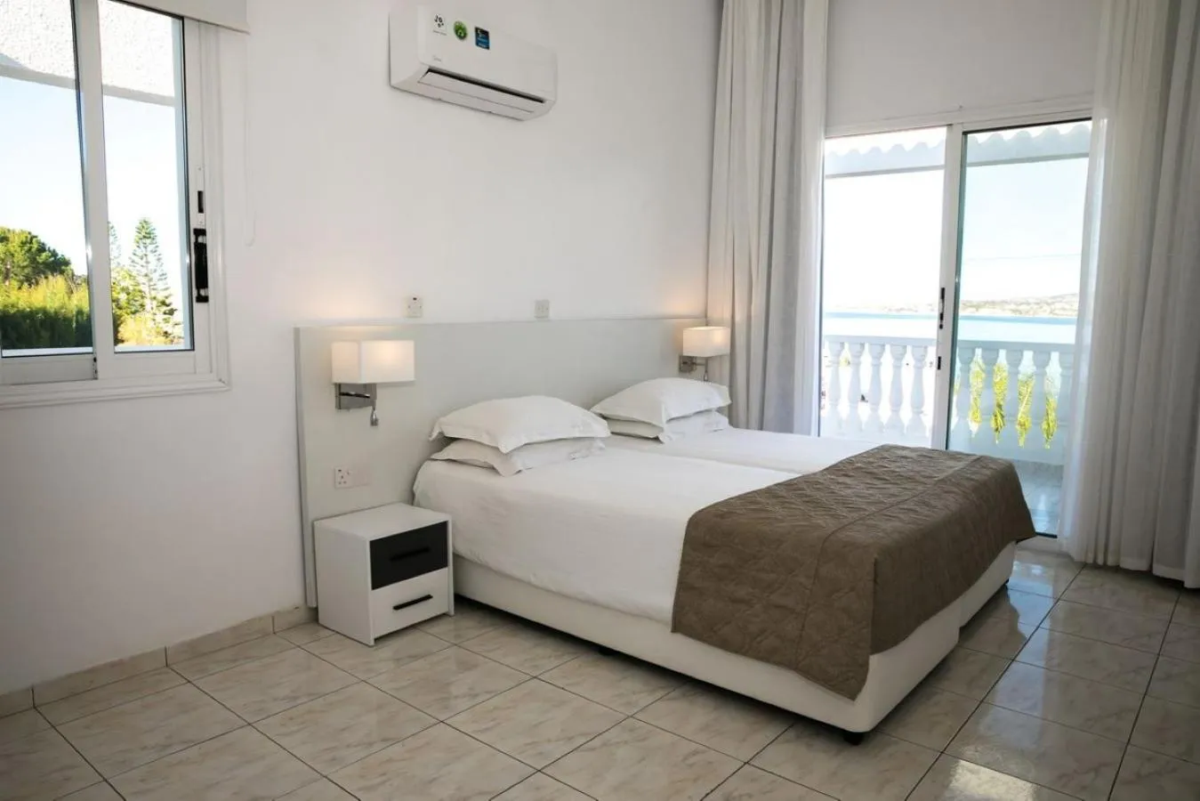 Bed in Theo Sunset Bay Hotel