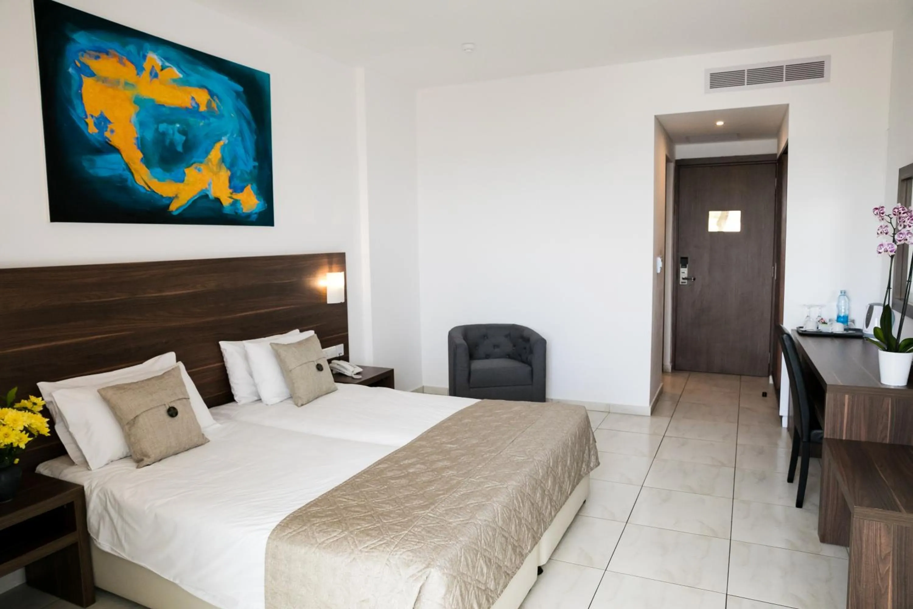 Photo of the whole room, Bed in Theo Sunset Bay Hotel