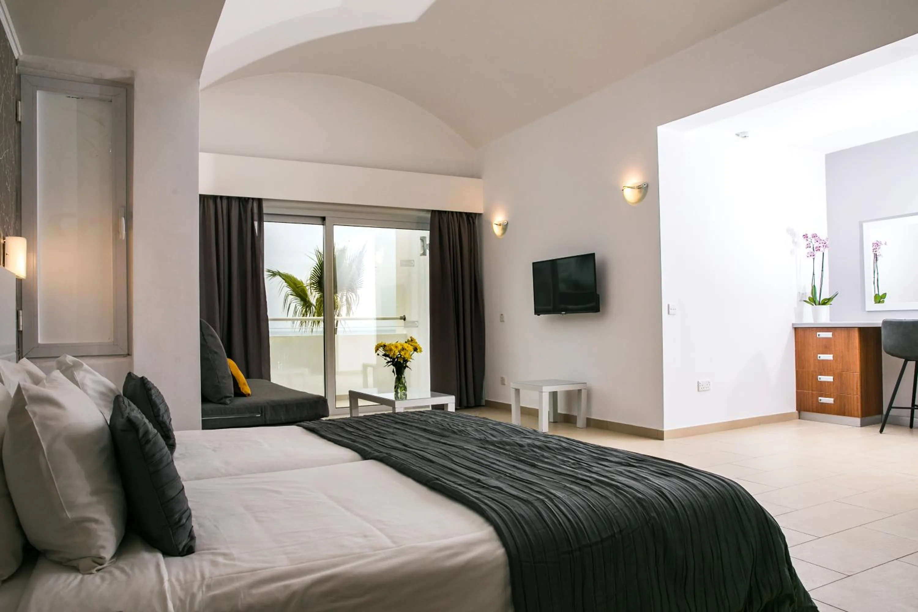 Photo of the whole room, Bed in Theo Sunset Bay Hotel