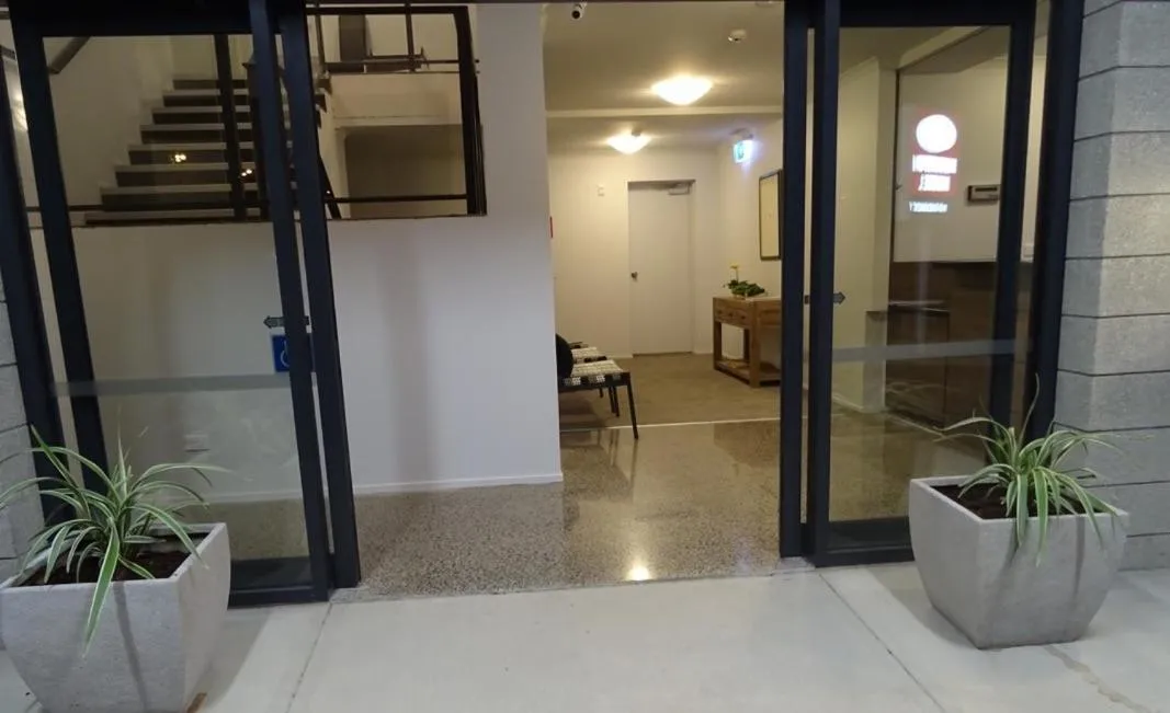 Facade/entrance in BKs Premier Motel Hamilton