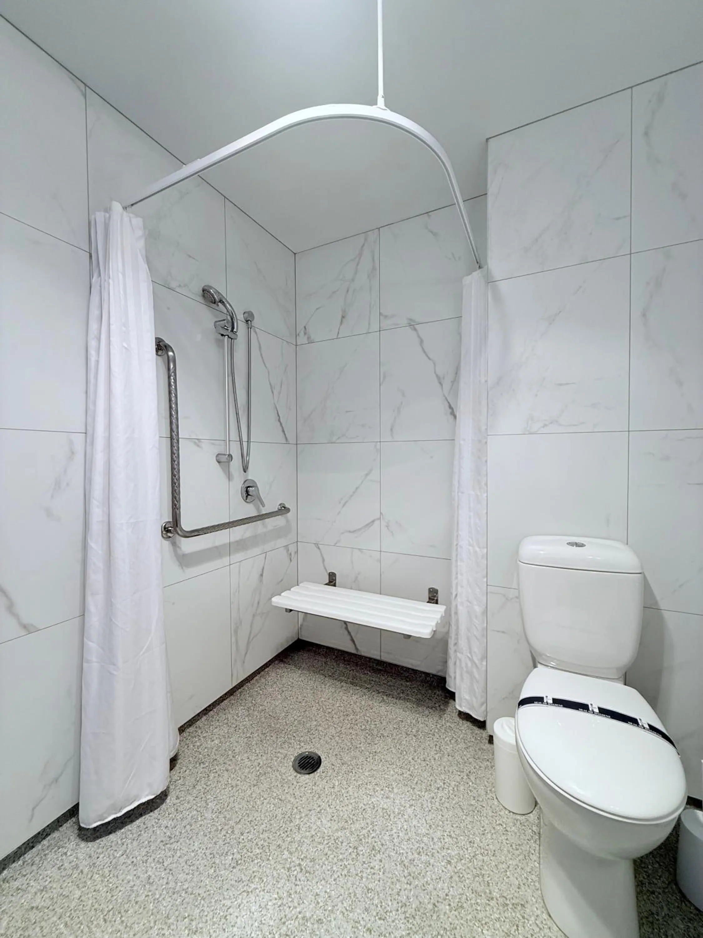 Shower in BKs Premier Motel Hamilton