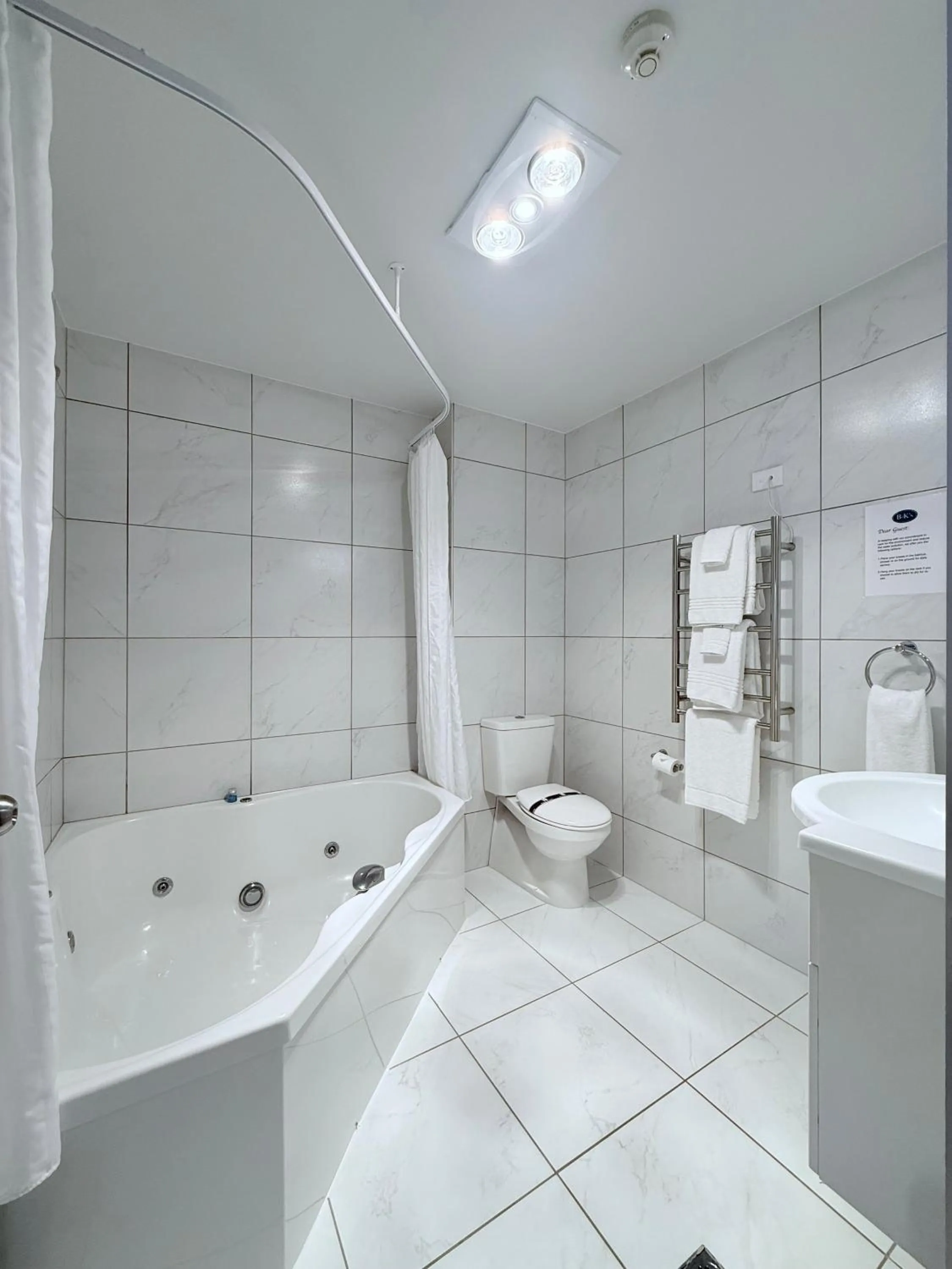 Shower in BKs Premier Motel Hamilton