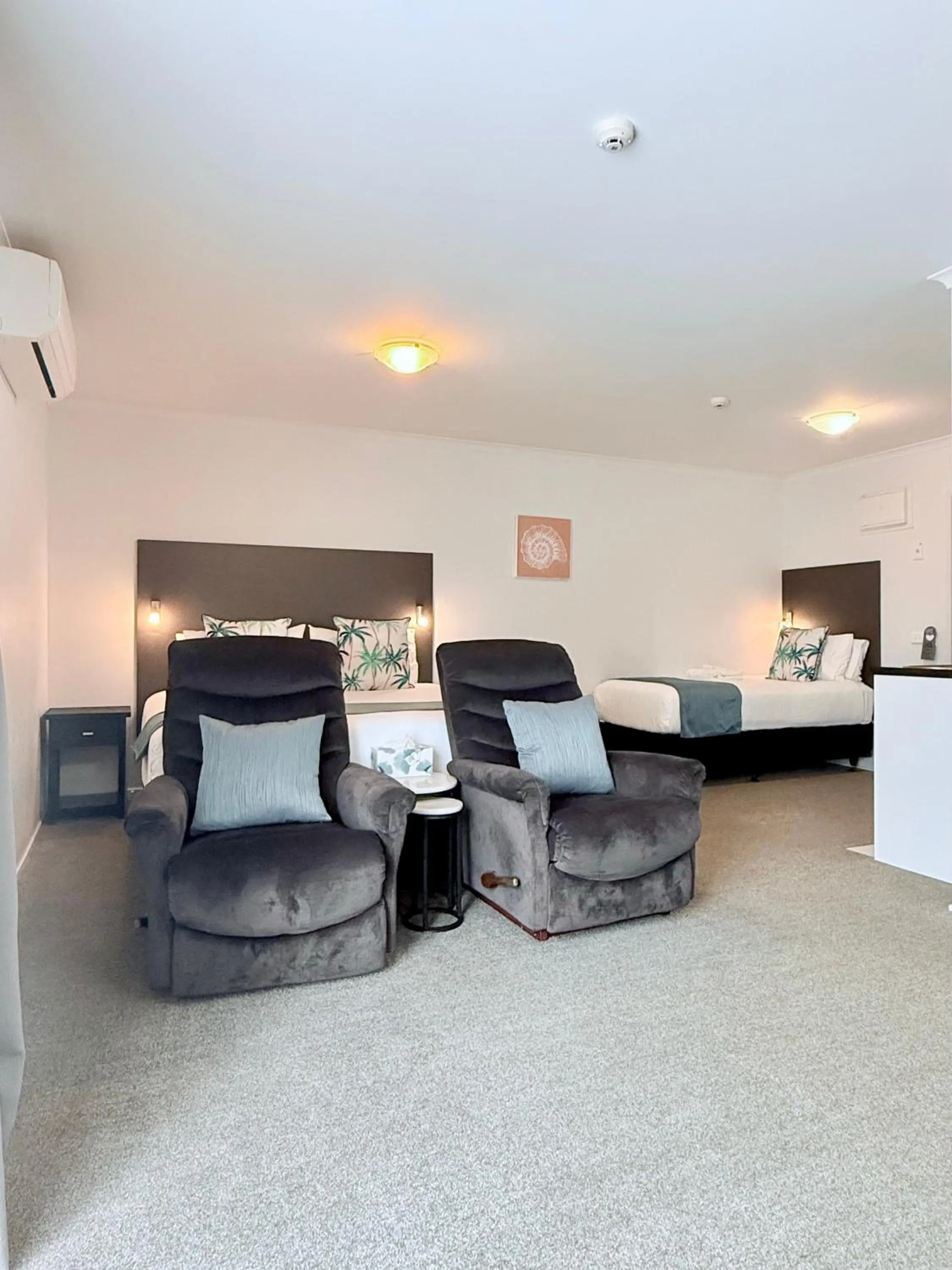 View (from property/room), Bed in BKs Premier Motel Hamilton