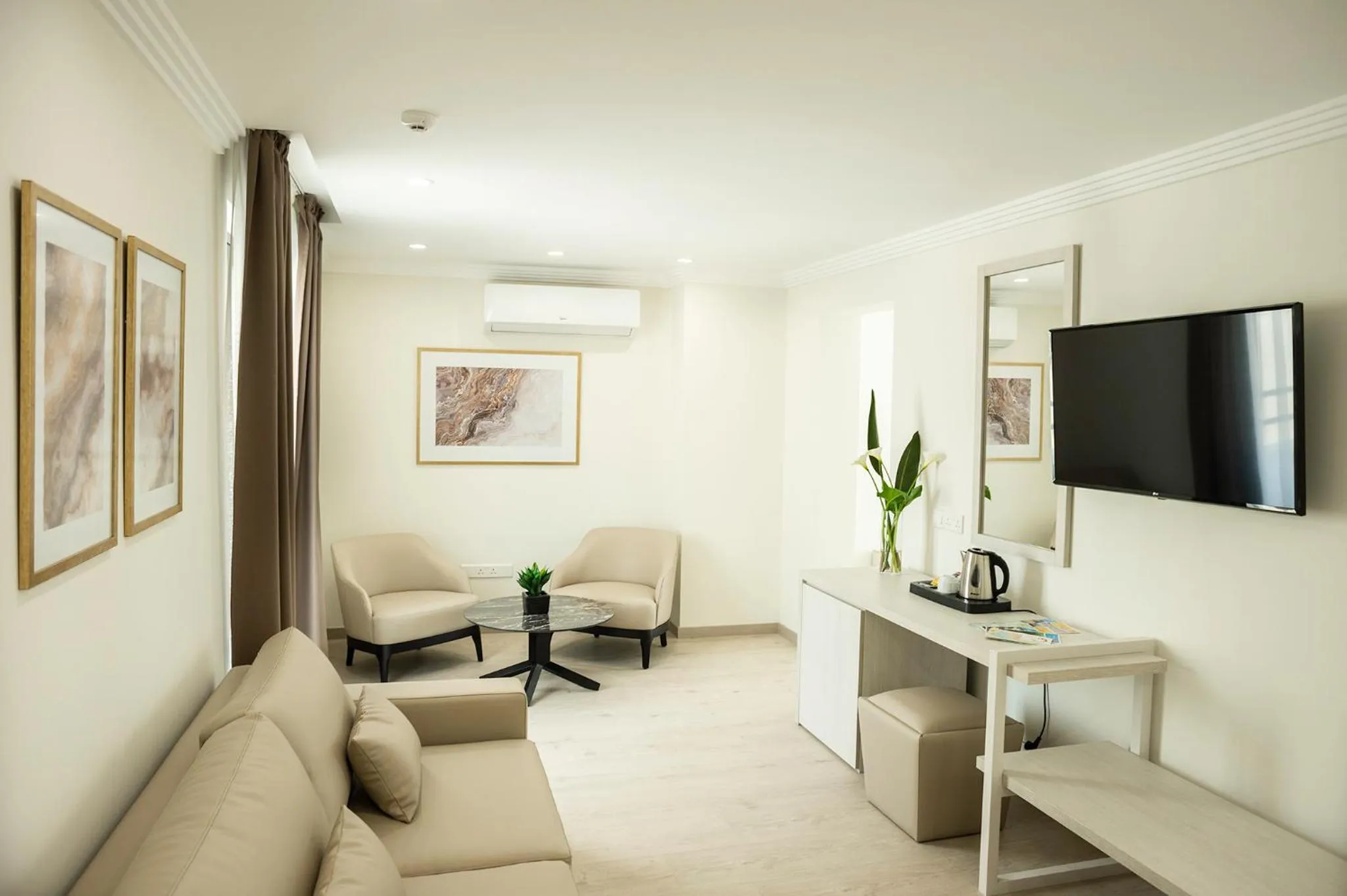 TV and multimedia in Roseum Boutique Hotel