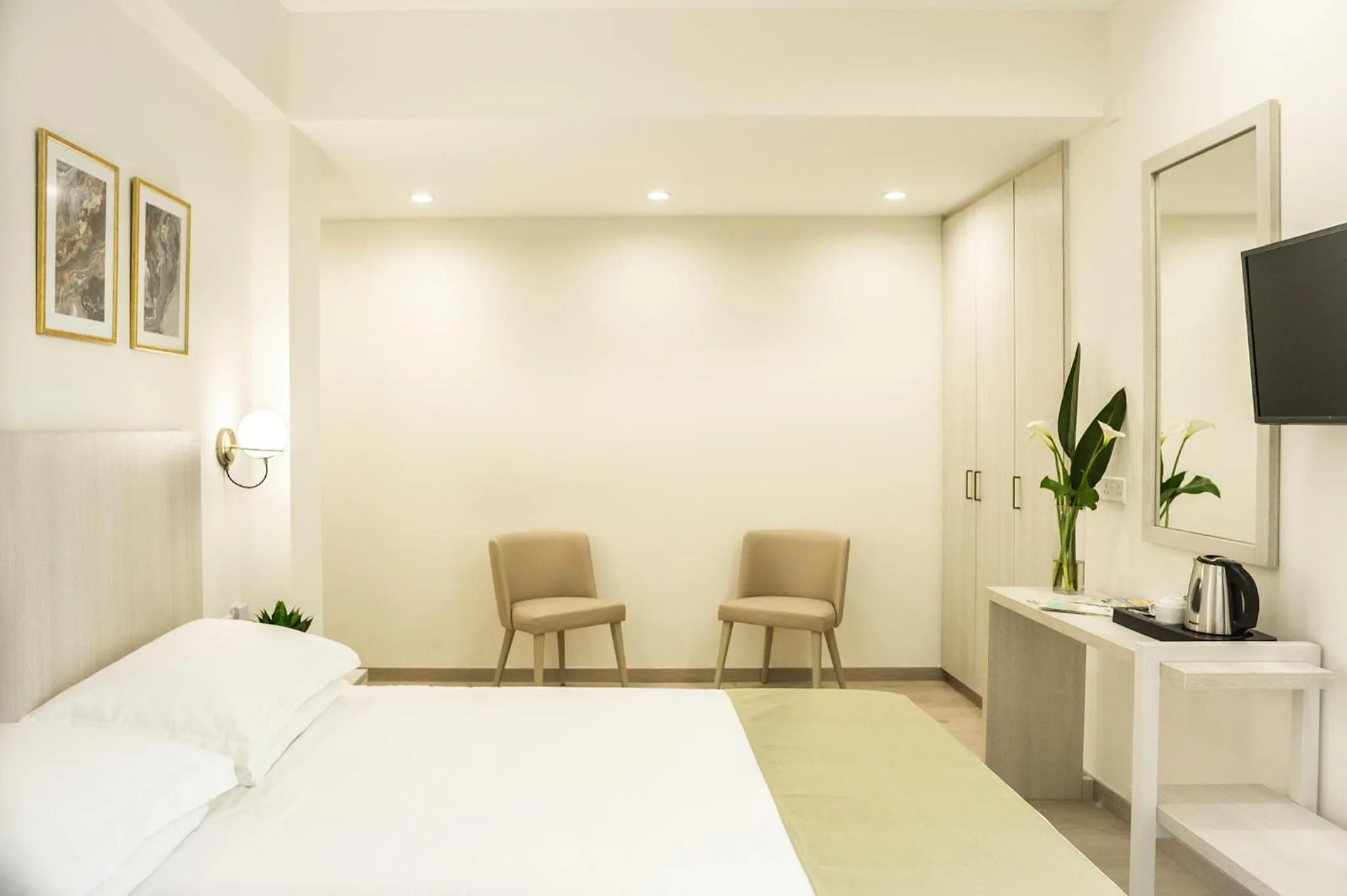 TV and multimedia, Bed in Roseum Boutique Hotel