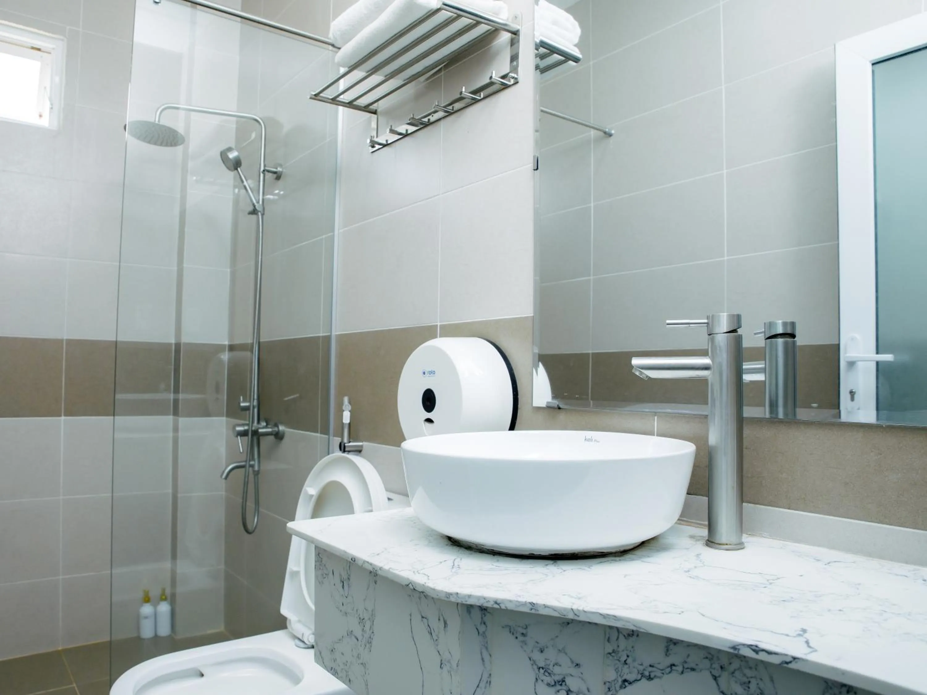 Shower in Ngoc Nguyen Anh Hotel Da Lat