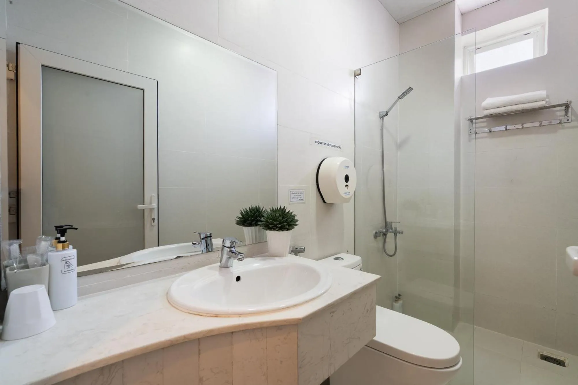 Shower in Ngoc Nguyen Anh Hotel Da Lat