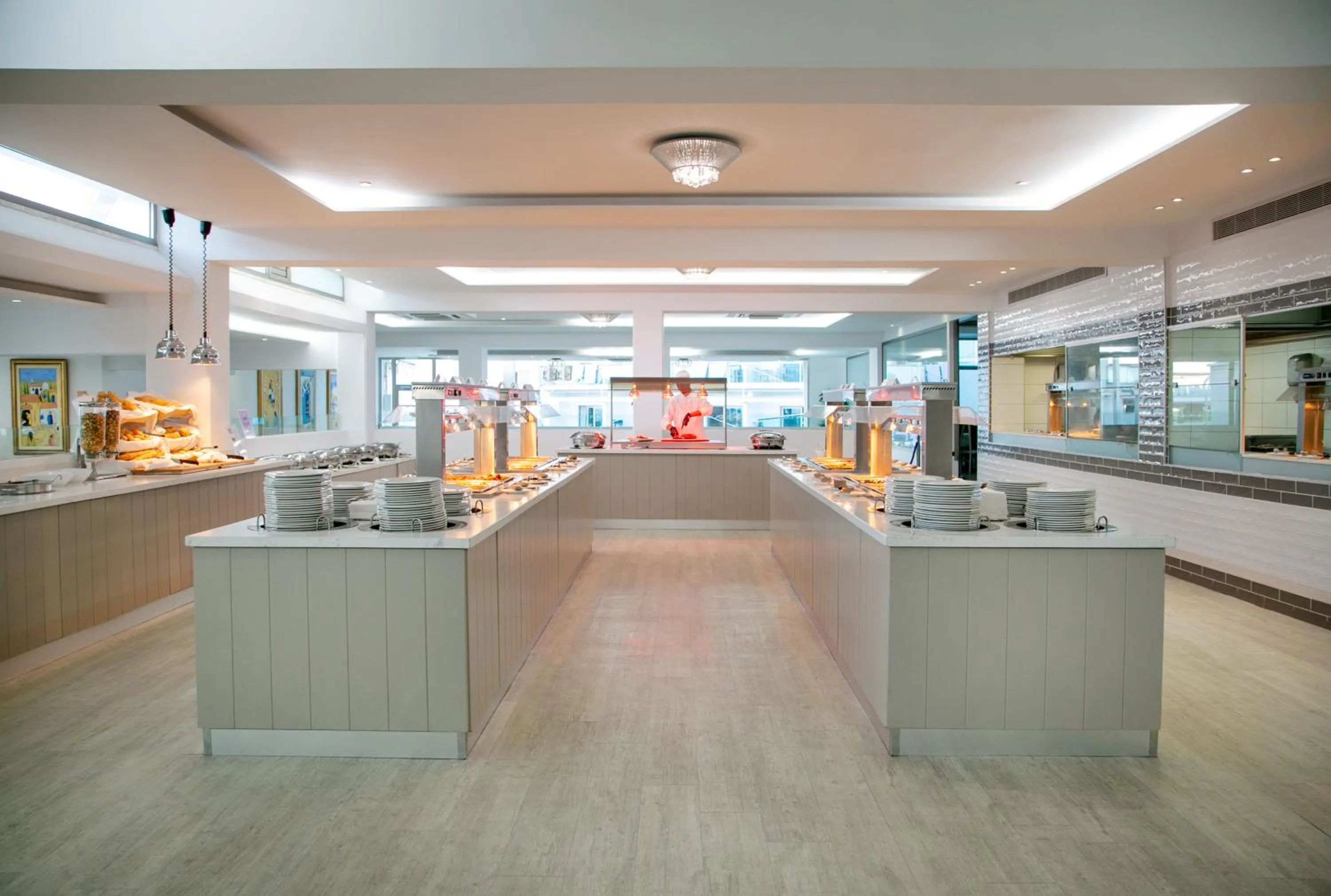 Restaurant/places to eat in Asterias Beach Hotel