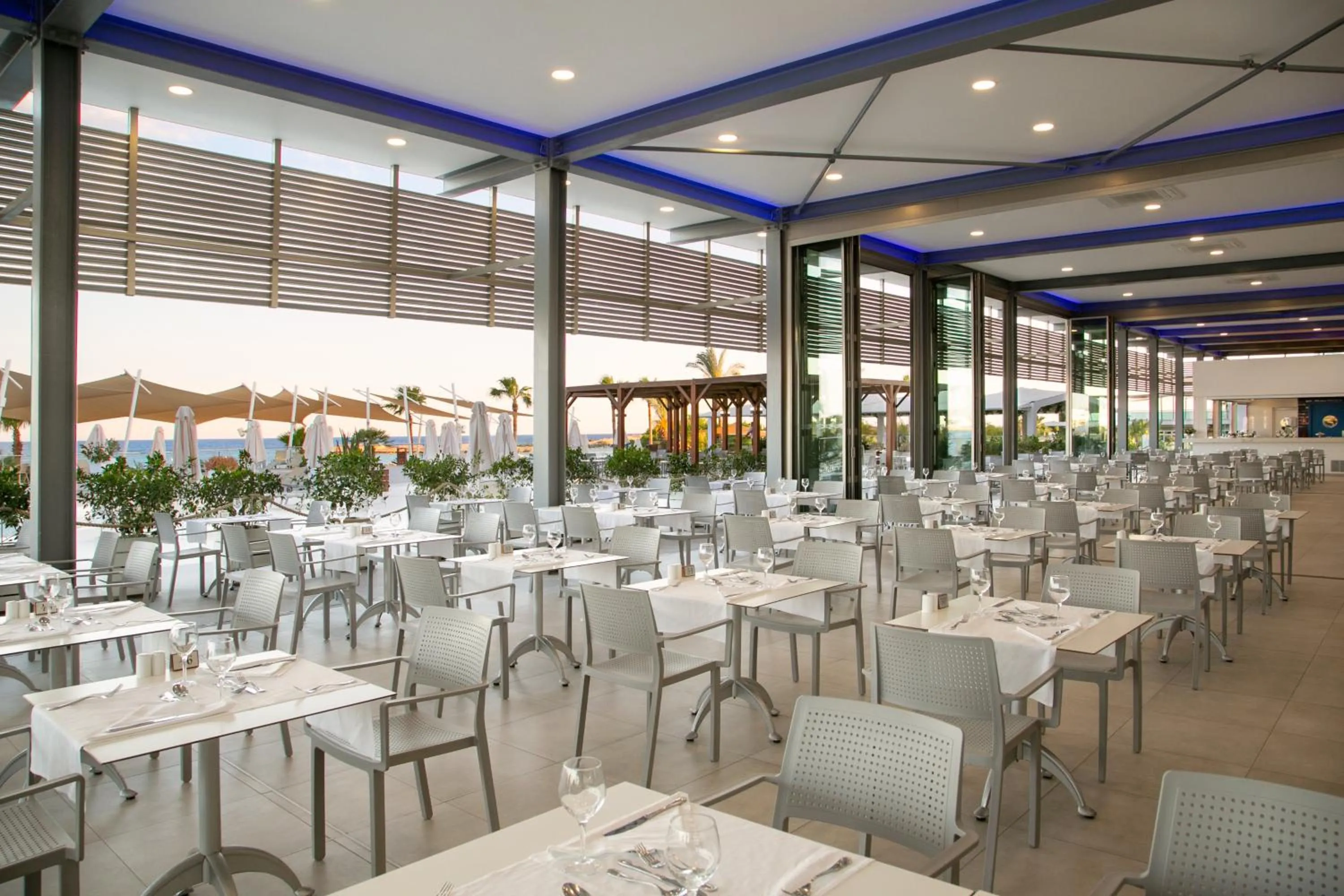 Restaurant/places to eat in Asterias Beach Hotel