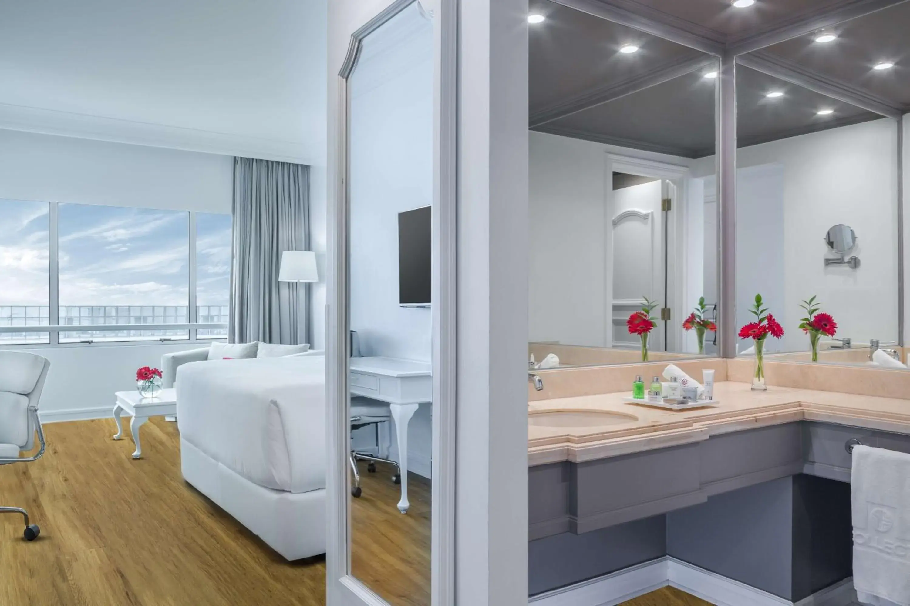 Superior Double or Twin Room with View with Extra Bed (2 Adults + 1 Child) in NH Collection Plaza Santiago Superior Double or Twin Room with View with Extra Bed (2 Adults + 1 Child) in NH Collection Plaza Santiago