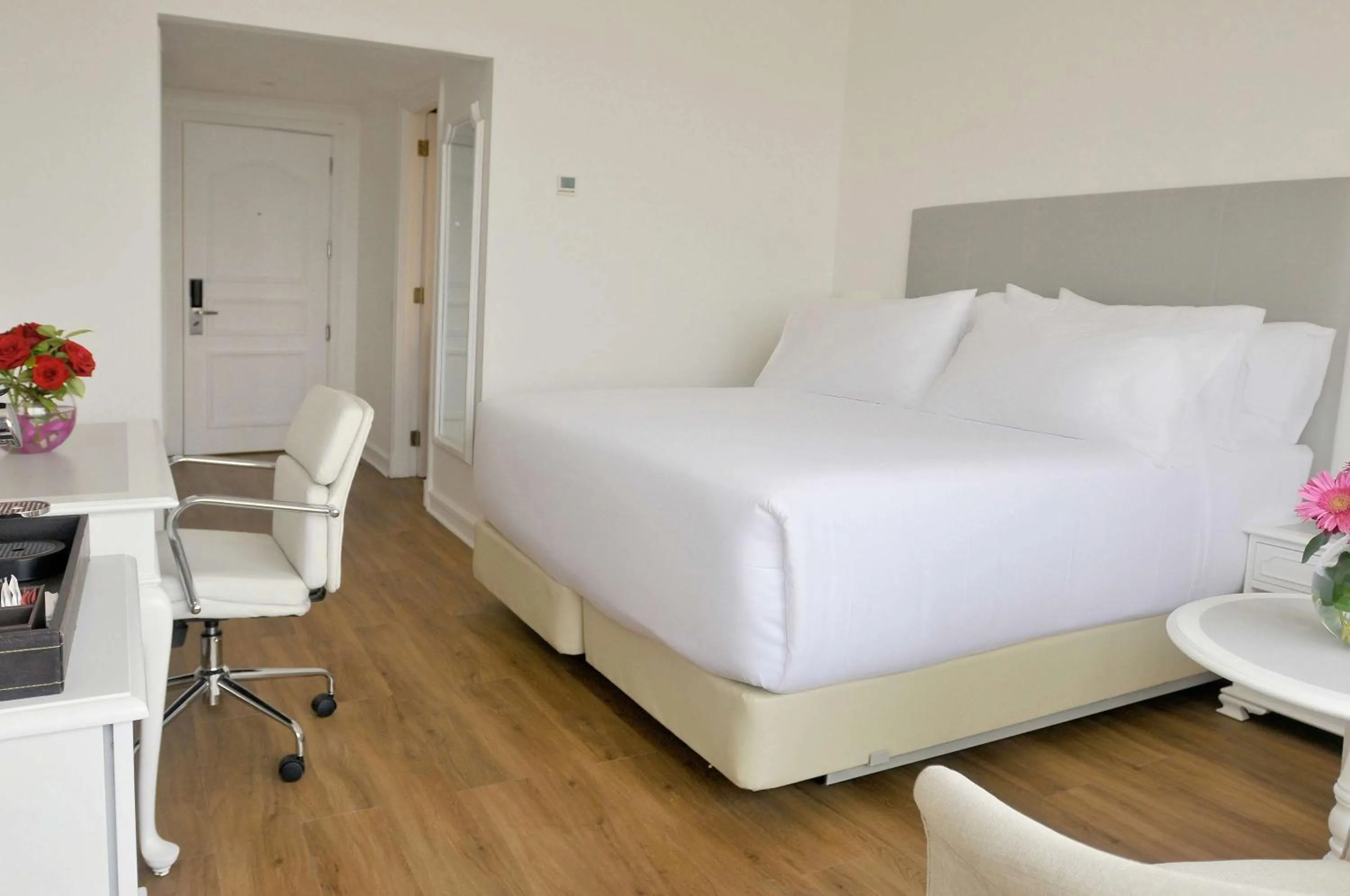 Bedroom, Bed in NH Collection Plaza Santiago