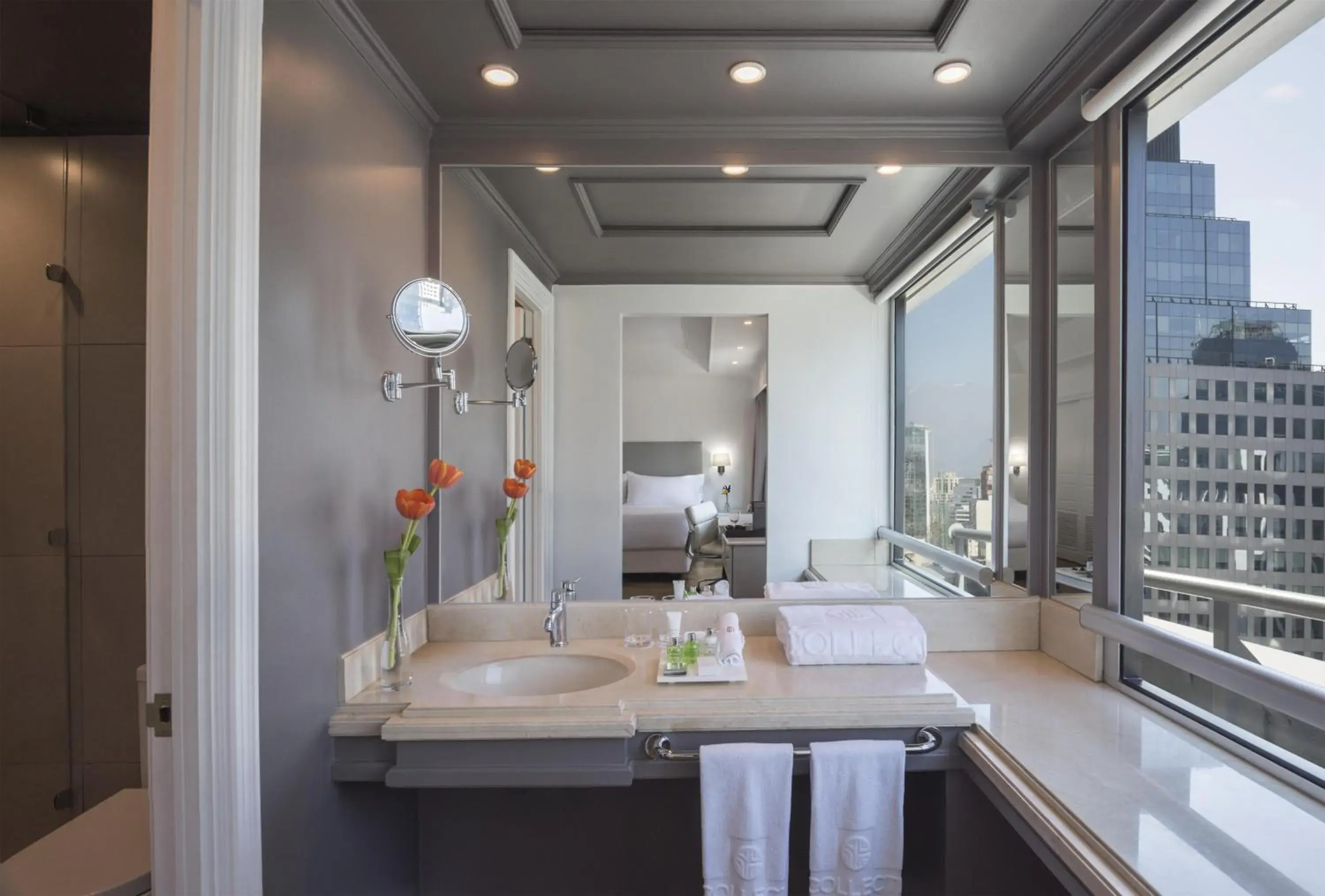 Bathroom in NH Collection Plaza Santiago Bathroom in NH Collection Plaza Santiago