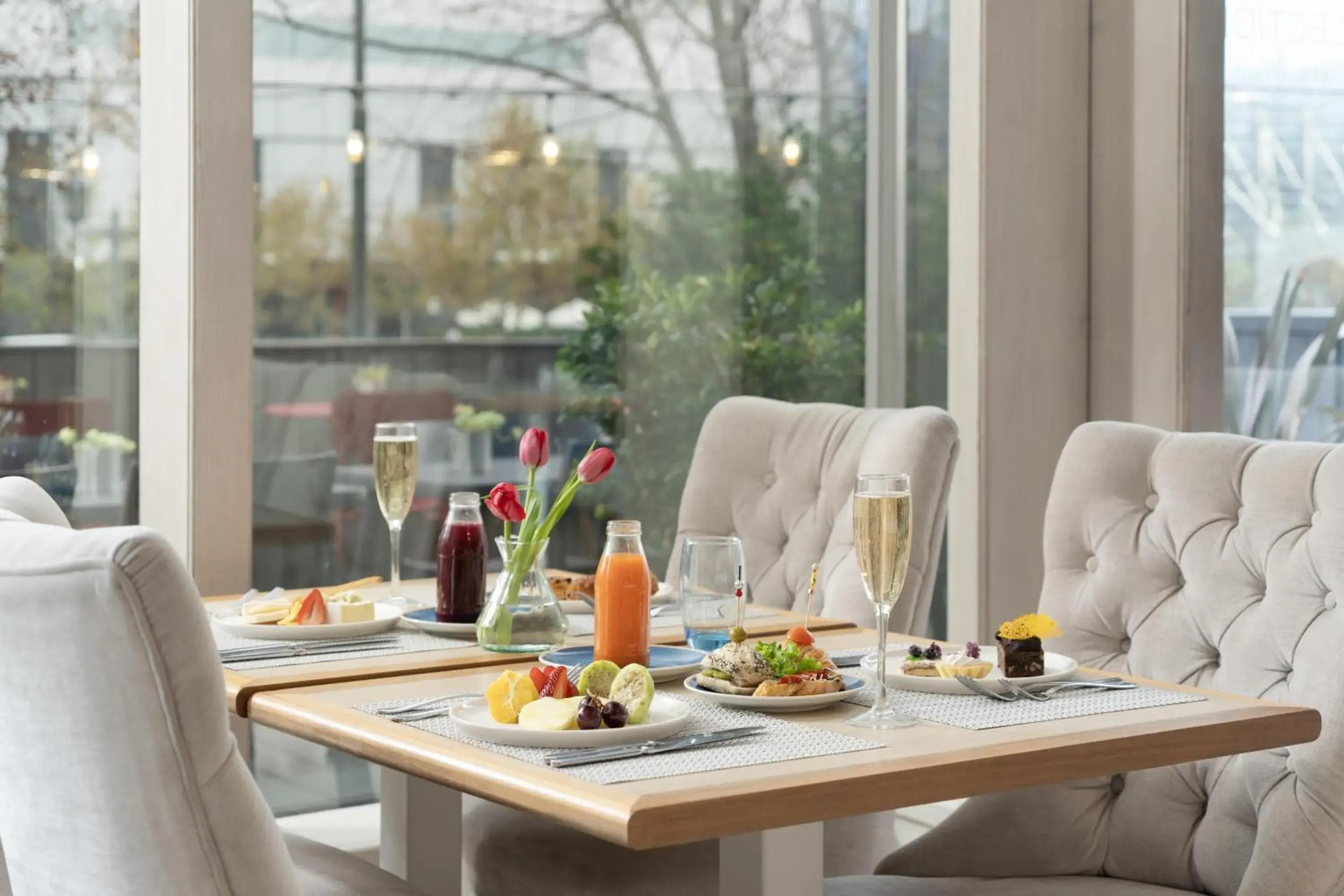 Restaurant/places to eat in NH Collection Plaza Santiago Restaurant/places to eat in NH Collection Plaza Santiago