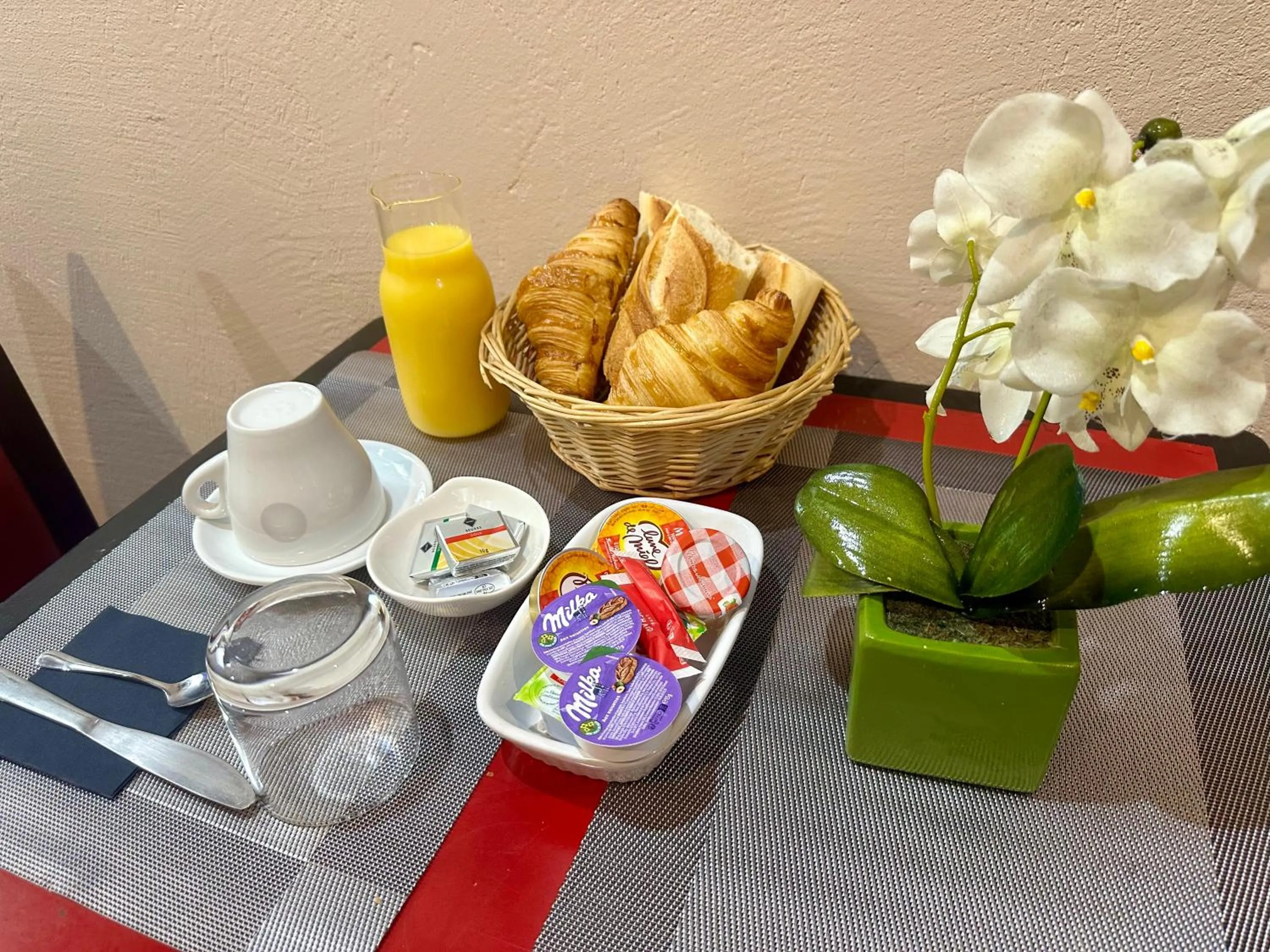 Food and drinks in Hotel Victor Hugo