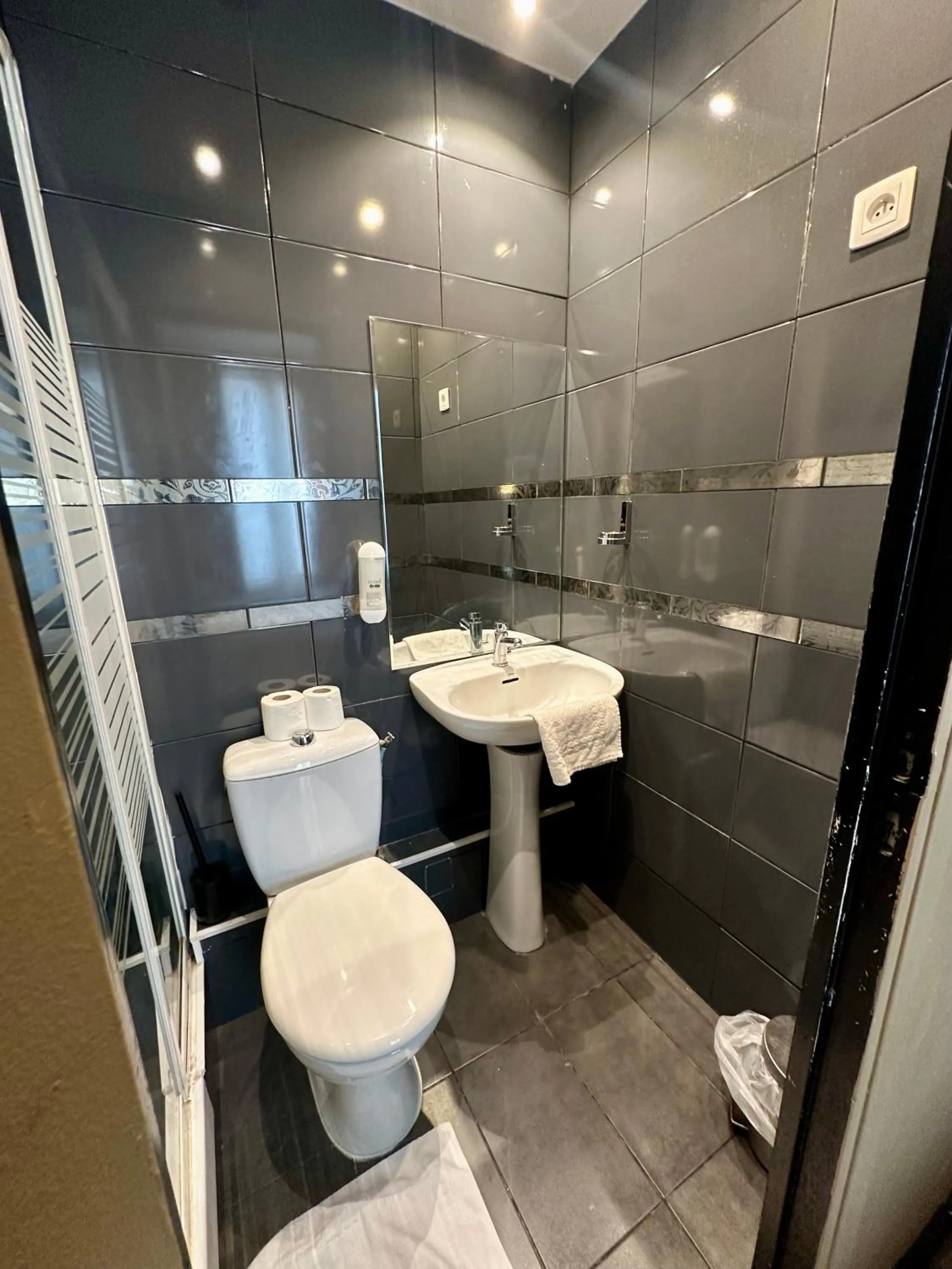 Shower in Hotel Victor Hugo