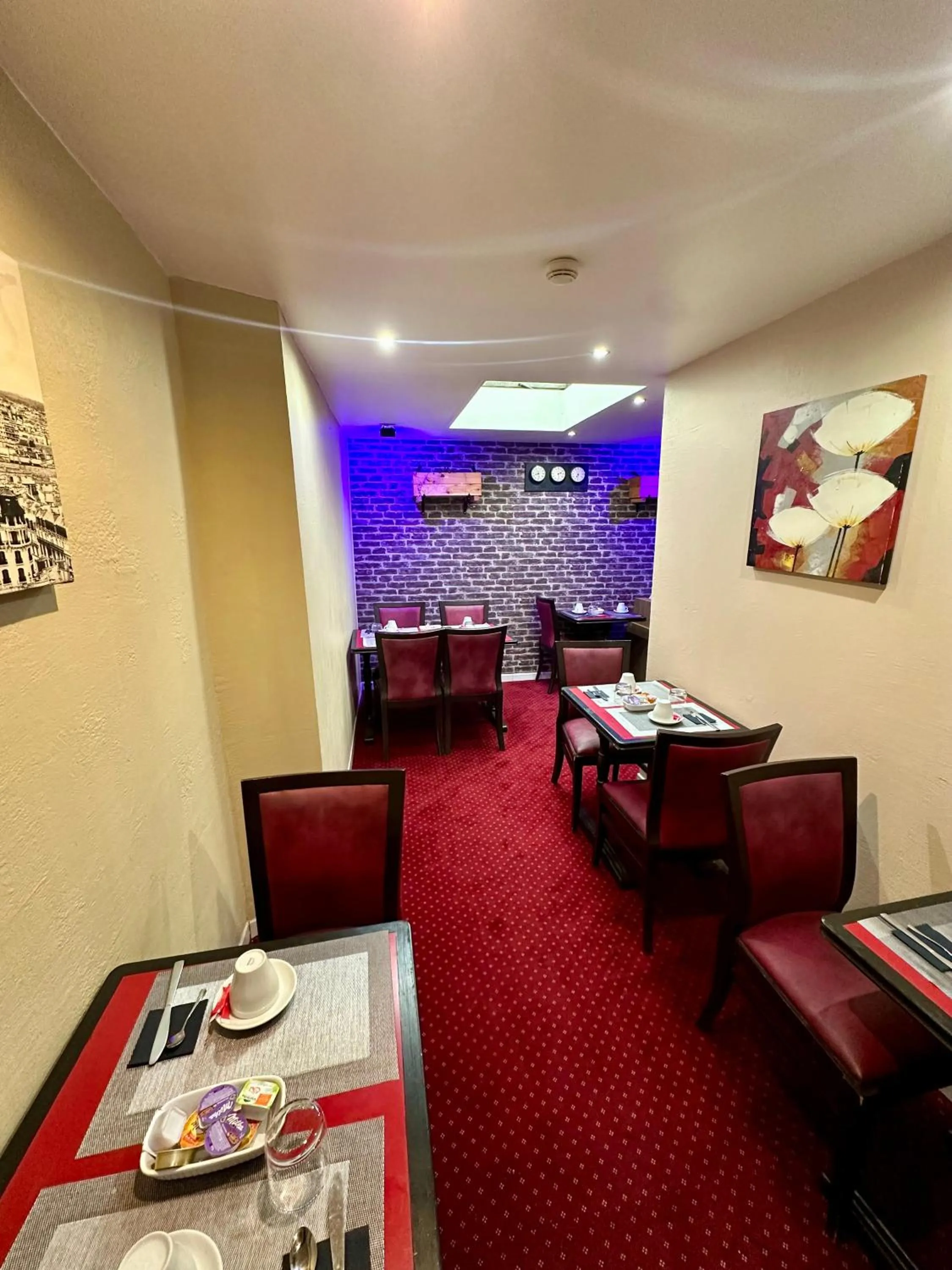 Restaurant/places to eat in Hotel Victor Hugo