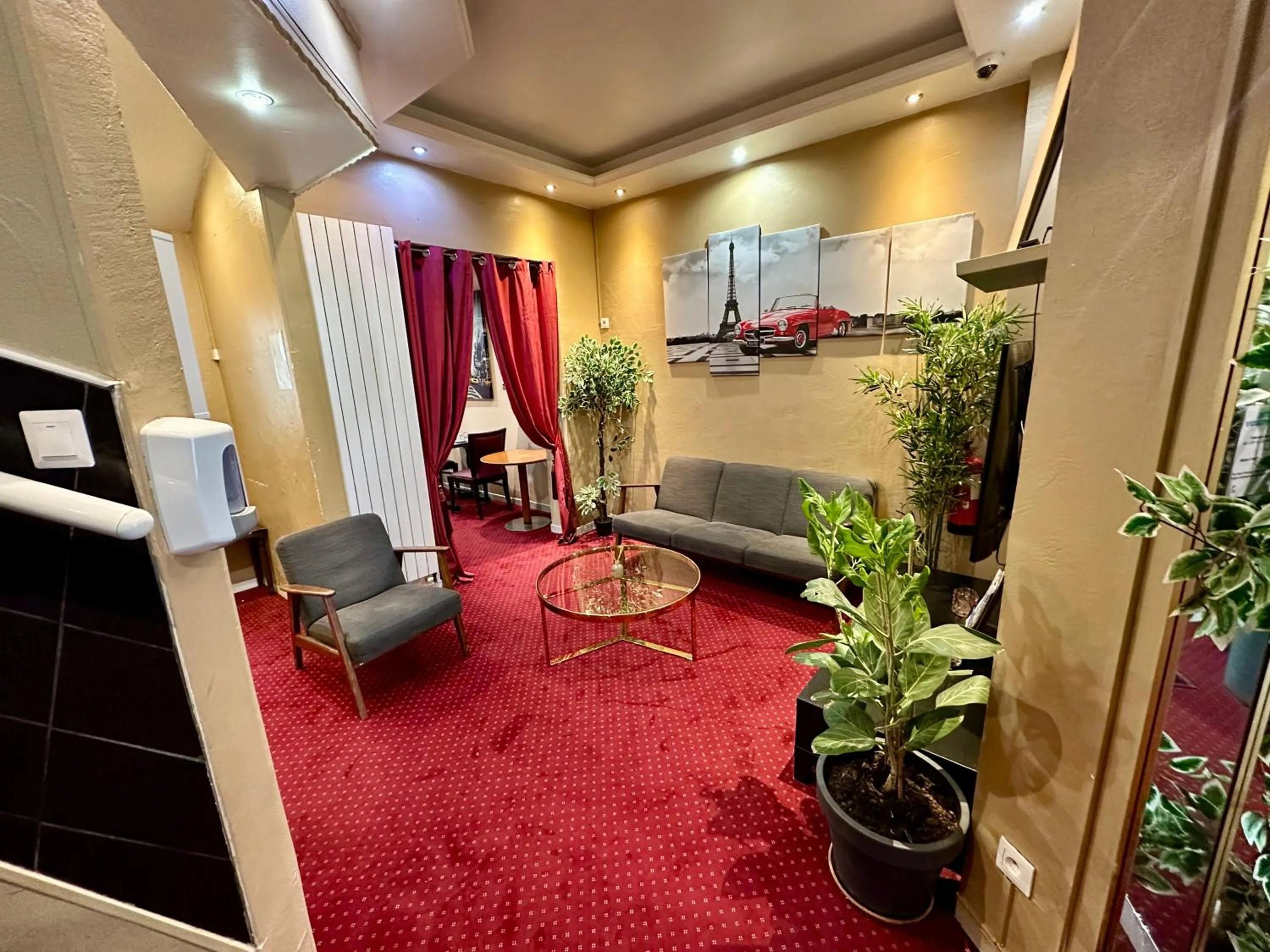 Communal lounge/ TV room in Hotel Victor Hugo