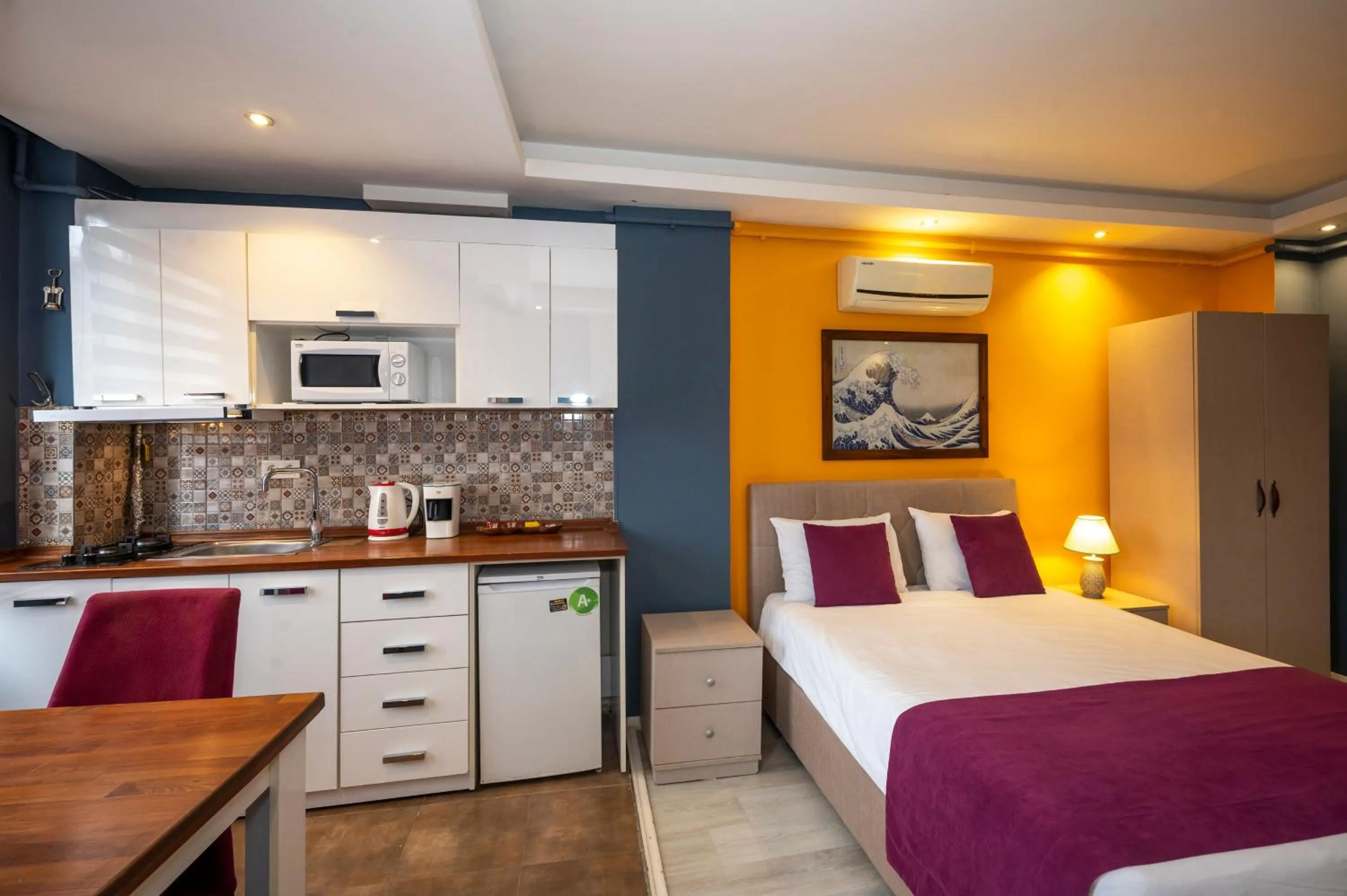 Kitchen or kitchenette, Bed in Marida Suit - Istanbul Taksim
