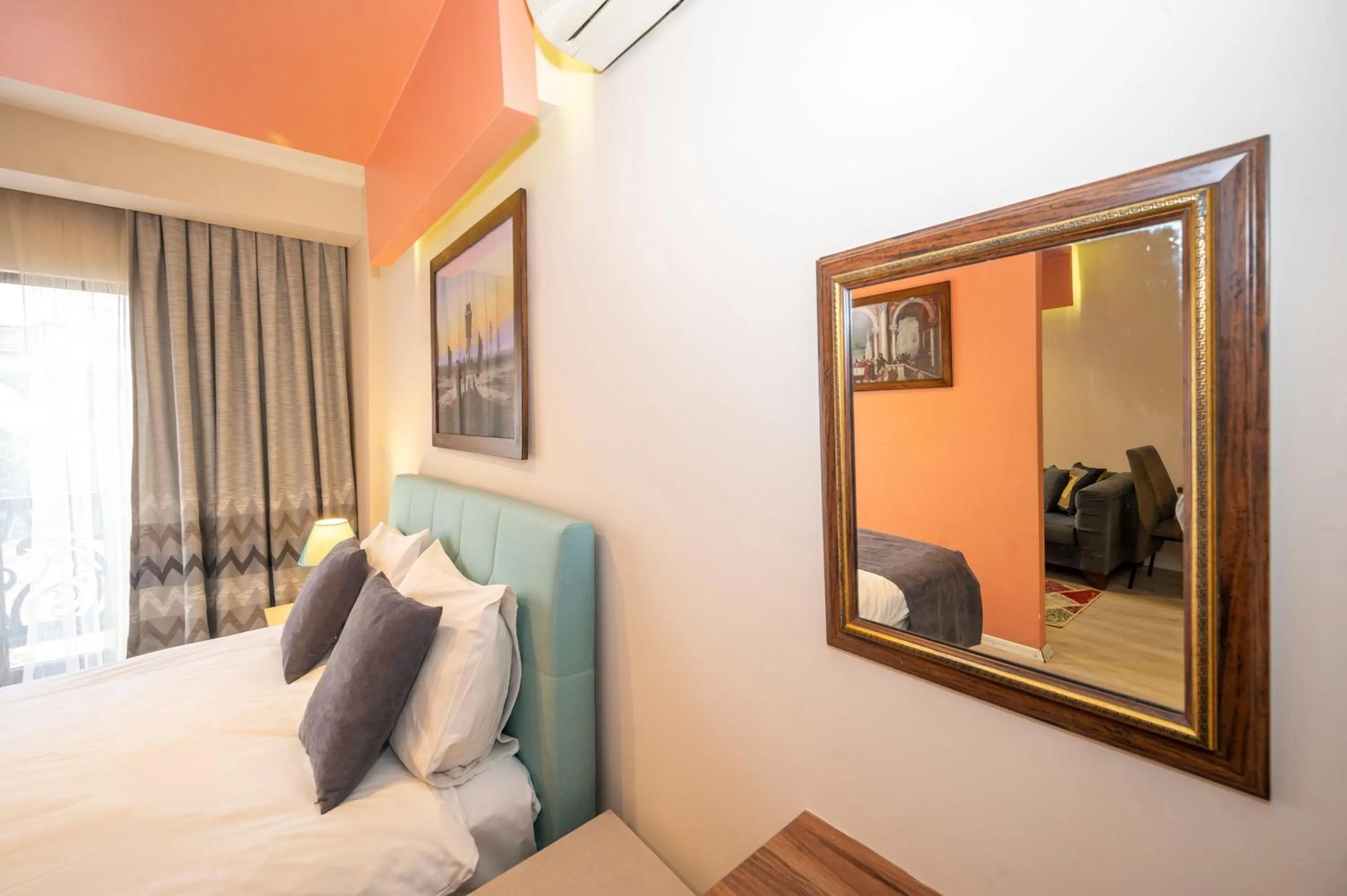 Photo of the whole room, Bed in Marida Suit - Istanbul Taksim